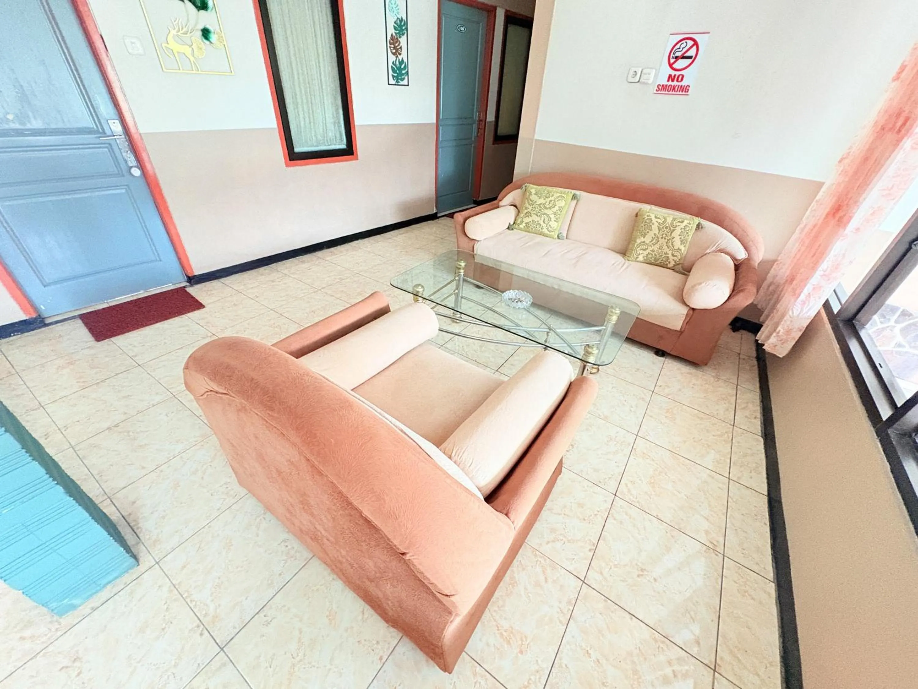 Seating area in RedDoorz Syariah at Nusa Indah near BNS