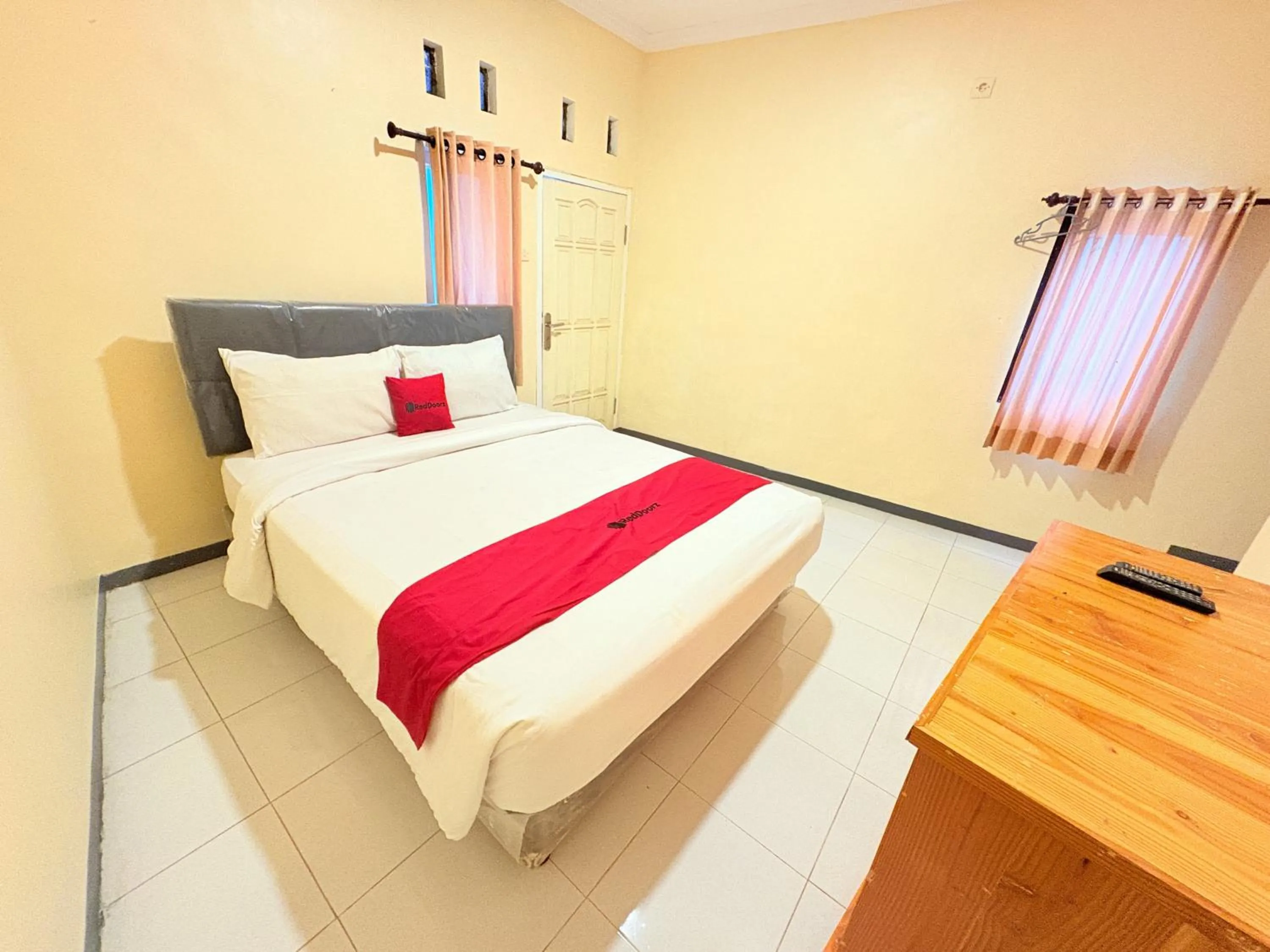 Bedroom, Bed in RedDoorz Syariah at Nusa Indah near BNS