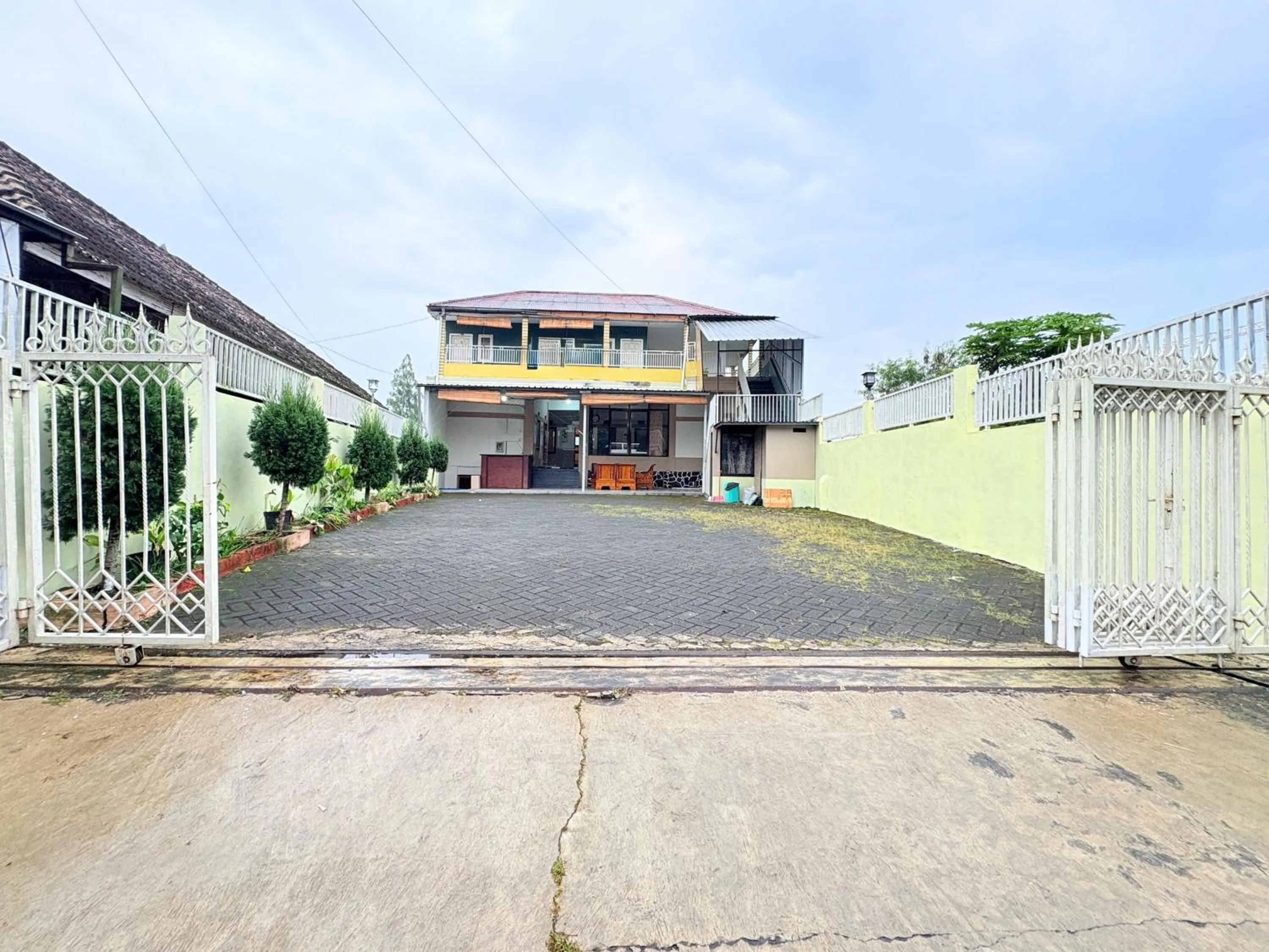 Facade/entrance in RedDoorz Syariah at Nusa Indah near BNS