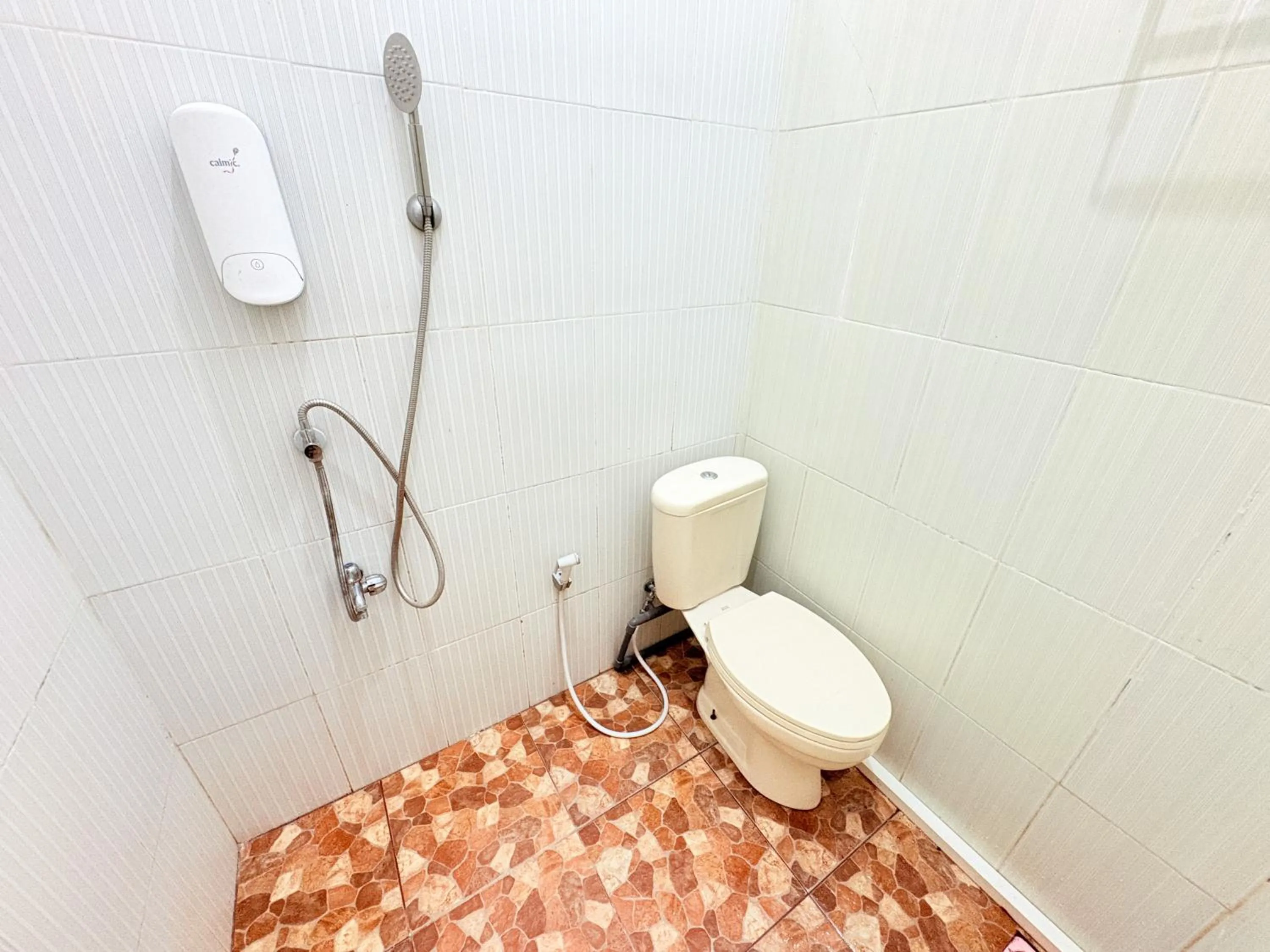 Bathroom in RedDoorz Syariah at Nusa Indah near BNS