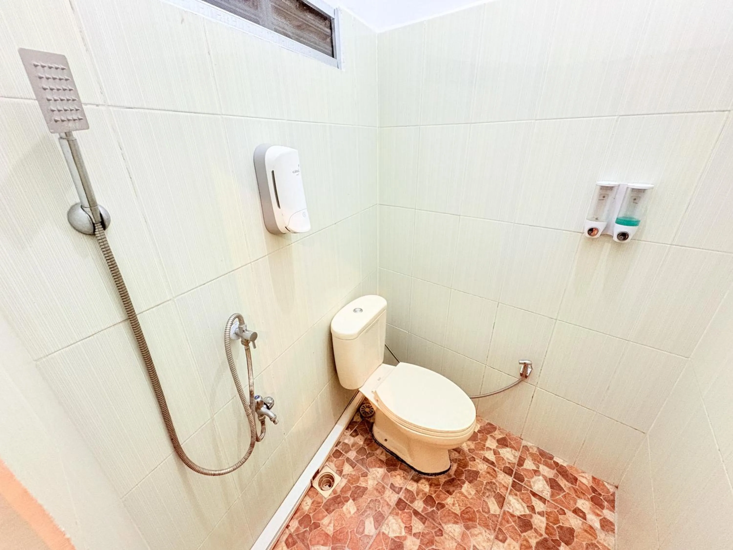 Bathroom in RedDoorz Syariah at Nusa Indah near BNS