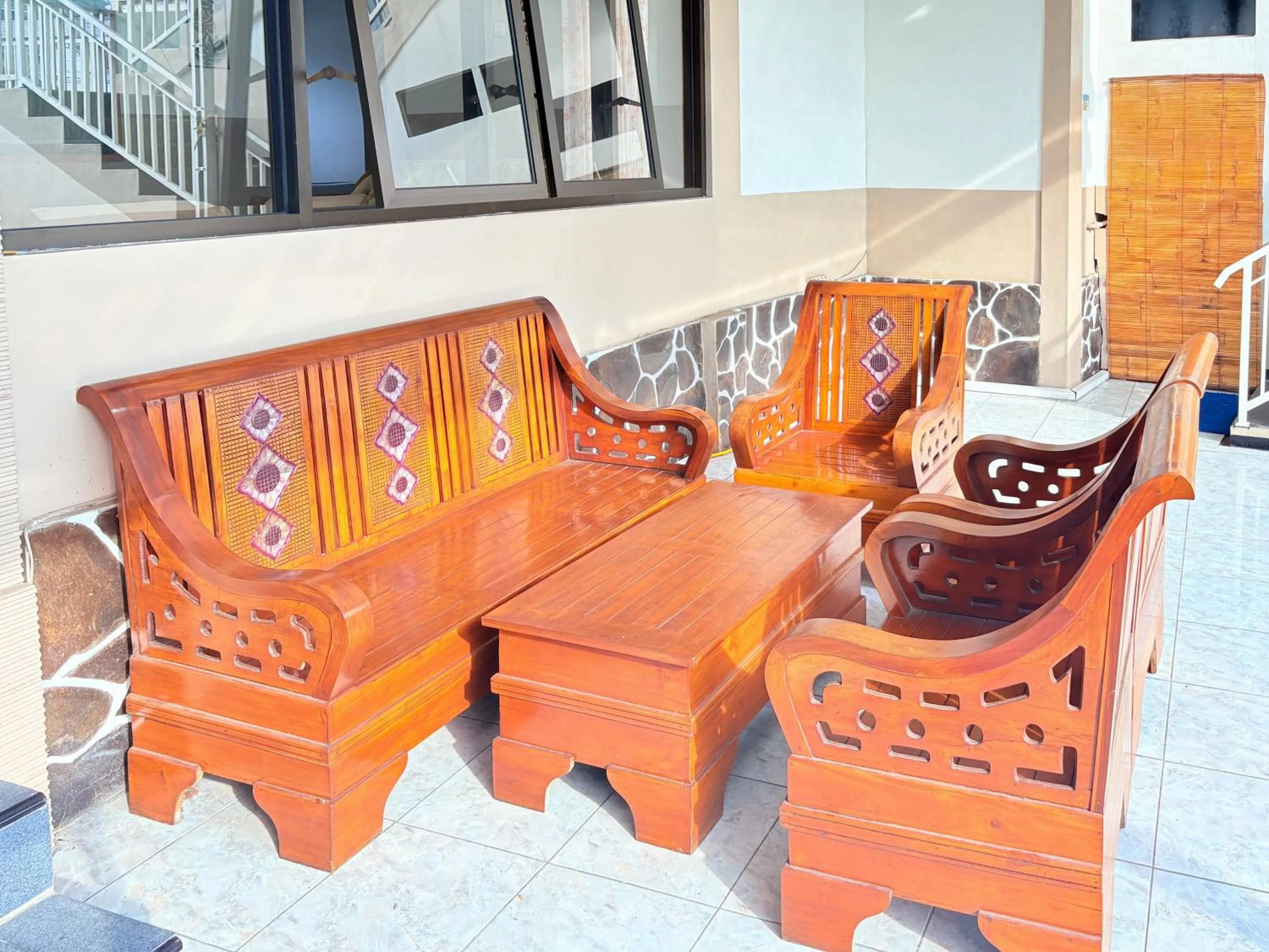 Seating area in RedDoorz Syariah at Nusa Indah near BNS