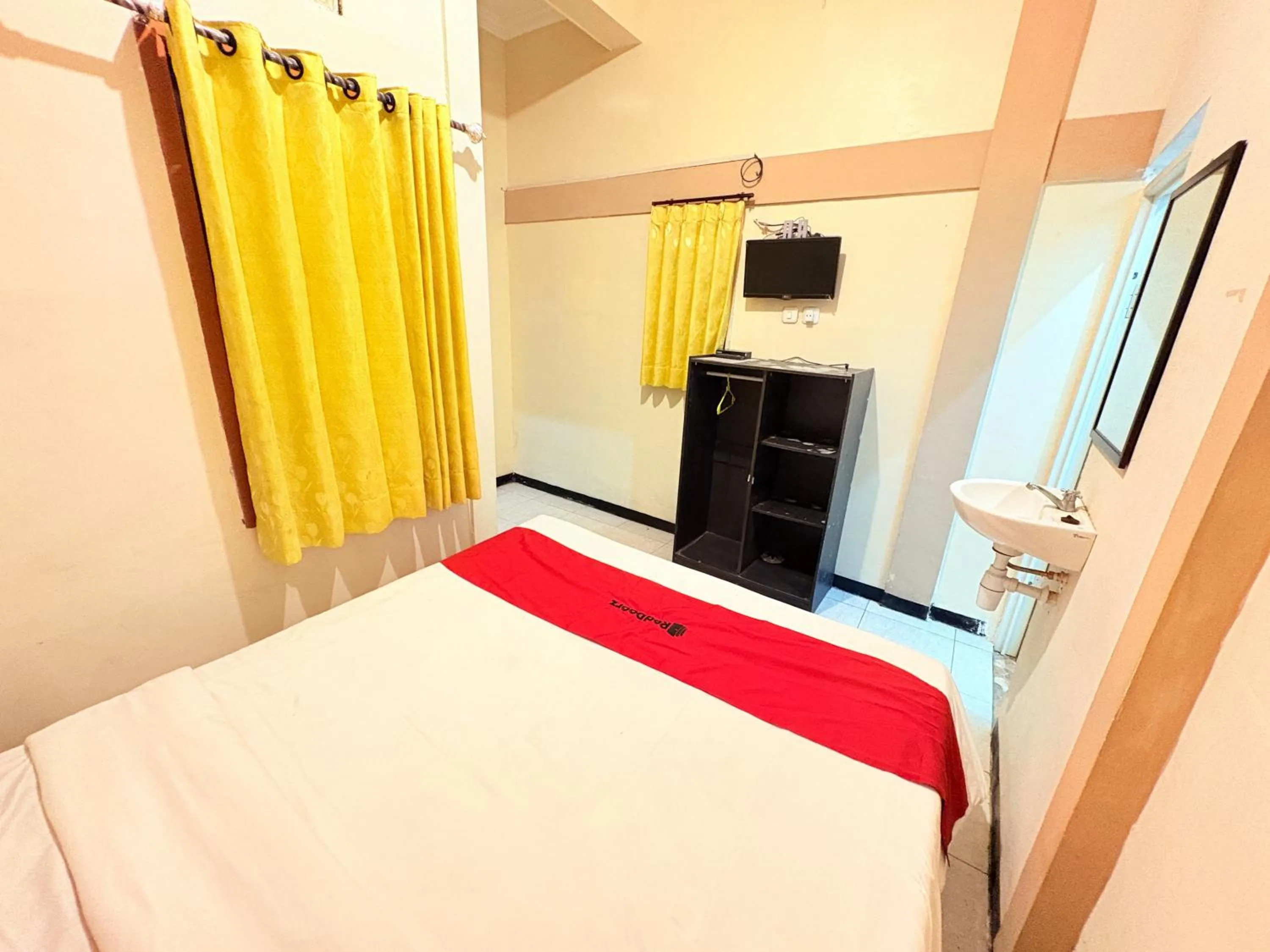 Bedroom, Bed in RedDoorz Syariah at Nusa Indah near BNS