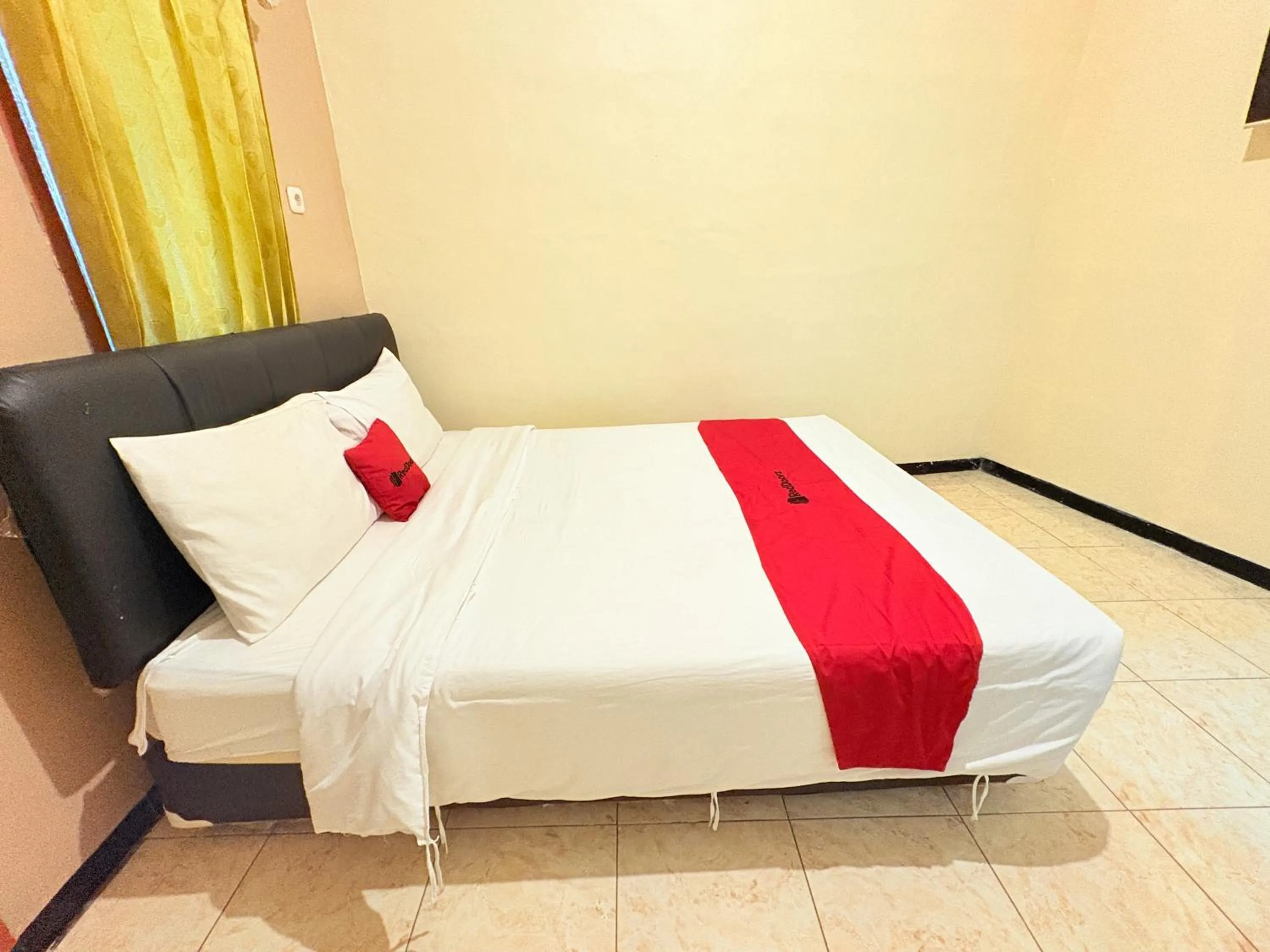 Bedroom, Bed in RedDoorz Syariah at Nusa Indah near BNS