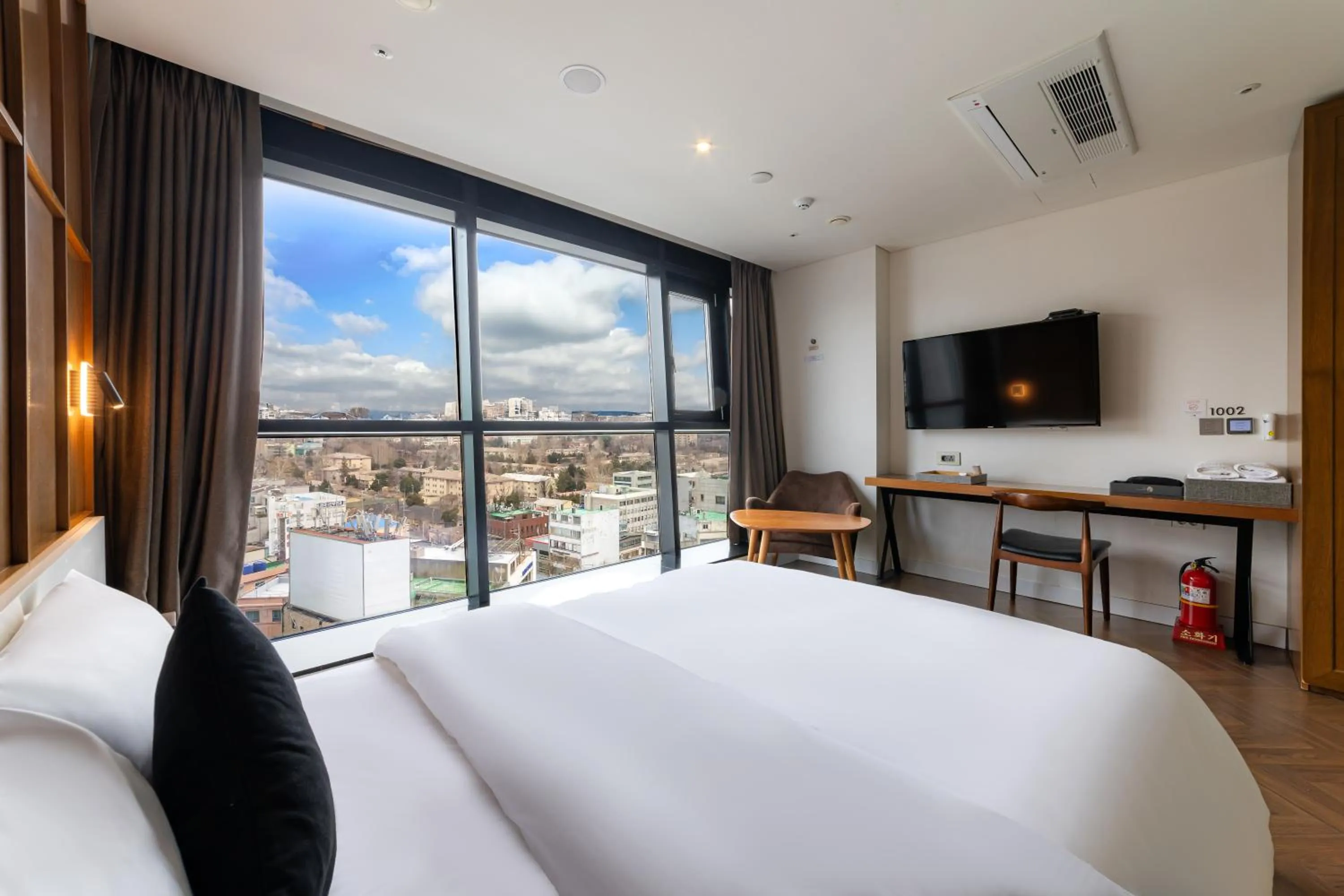 Bed in Hotel The Designers Seoul Station