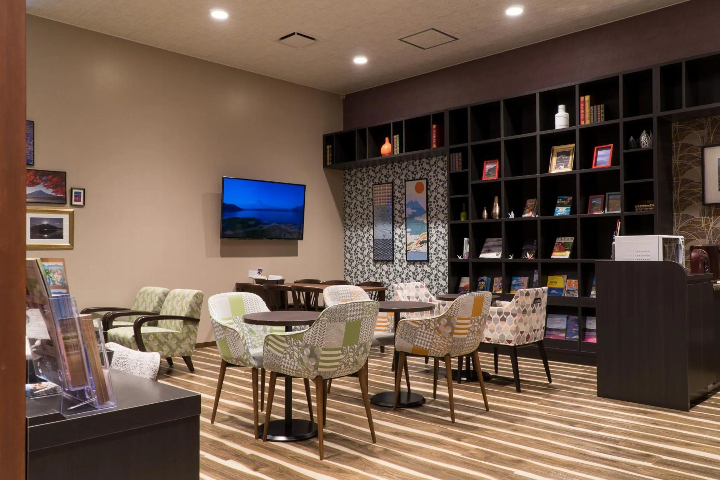 Communal lounge/ TV room in Mt.Fuji Cabin & Lounge Highland Station Inn (Capsule Hotel)