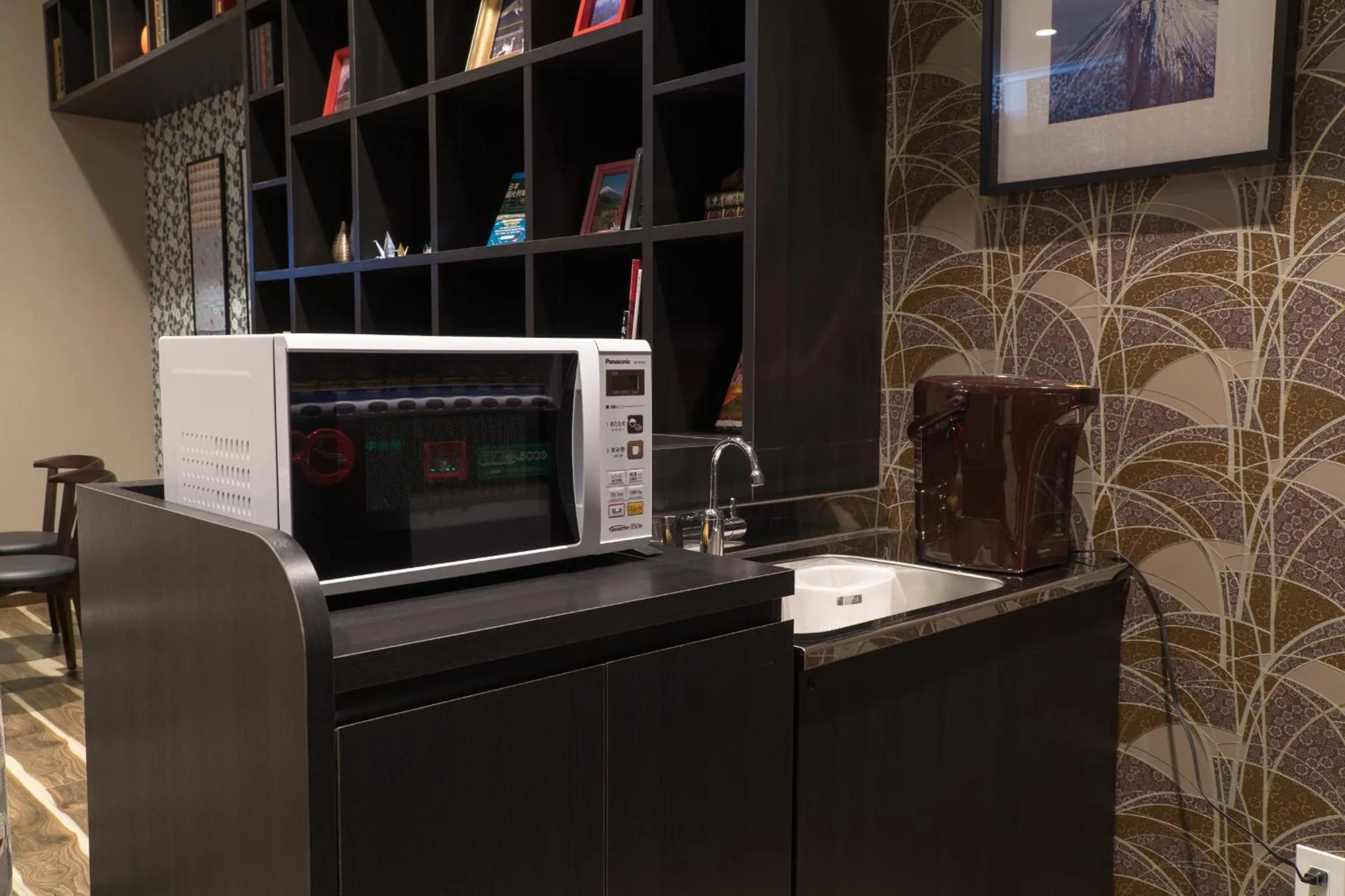 Communal kitchen in Mt.Fuji Cabin & Lounge Highland Station Inn (Capsule Hotel)