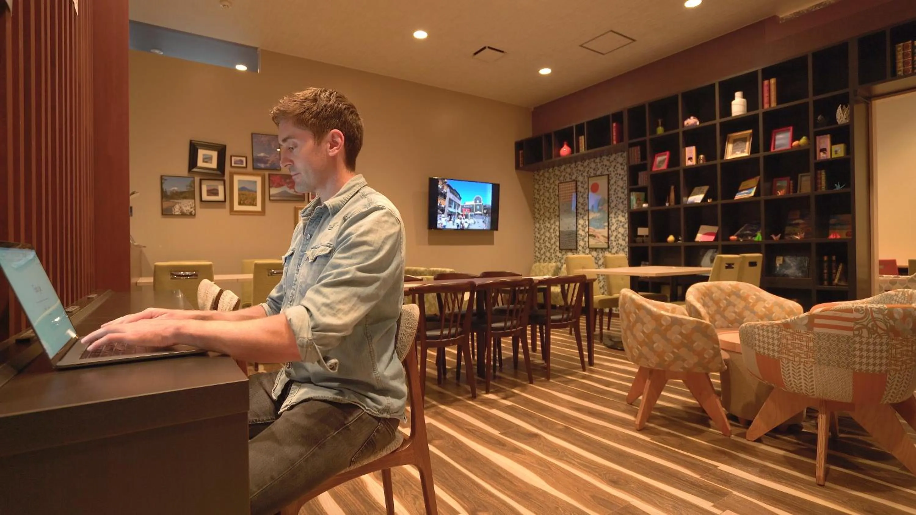 Communal lounge/ TV room in Mt.Fuji Cabin & Lounge Highland Station Inn (Capsule Hotel)