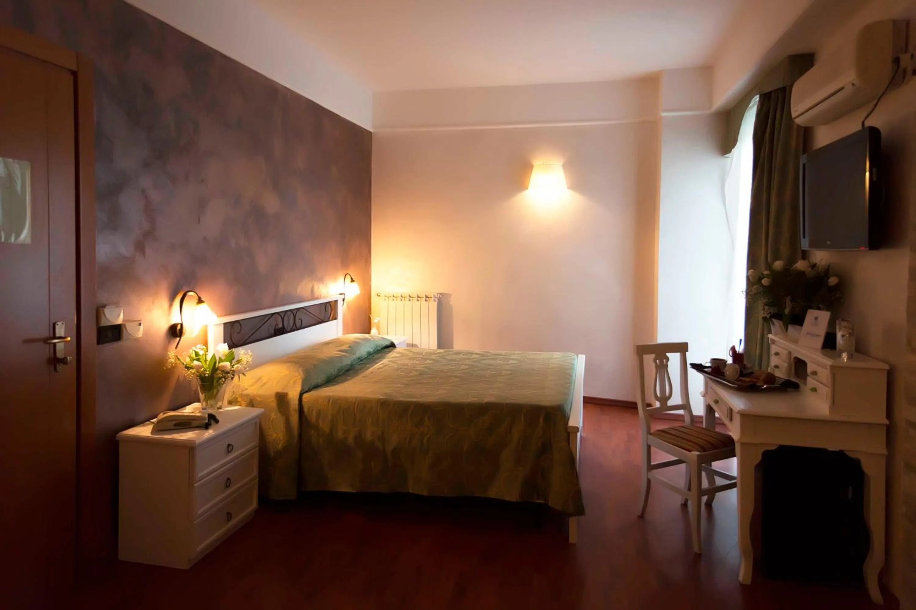 Photo of the whole room, Bed in Park Hotel