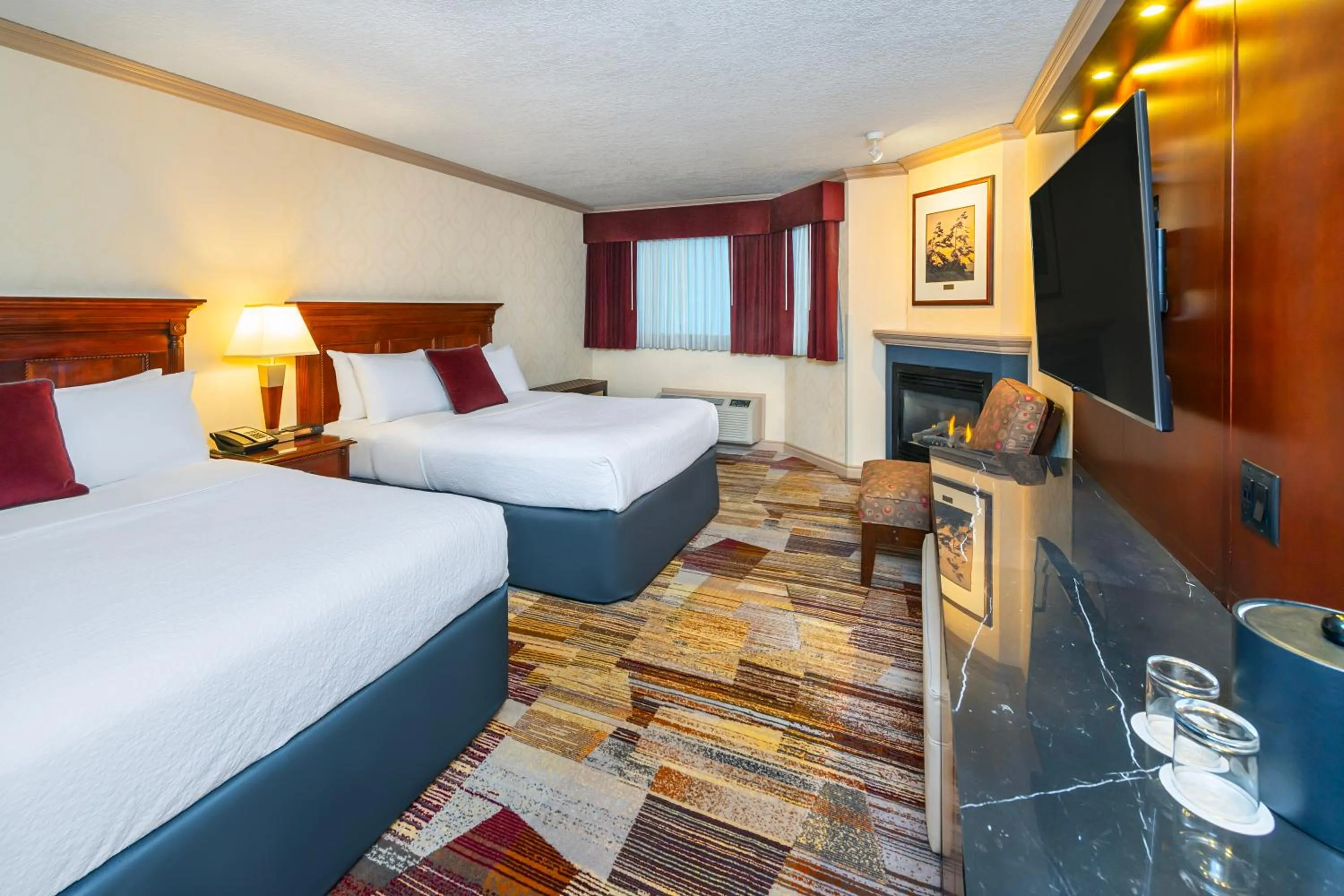 Seating area, Bed in Royal Canadian Lodge