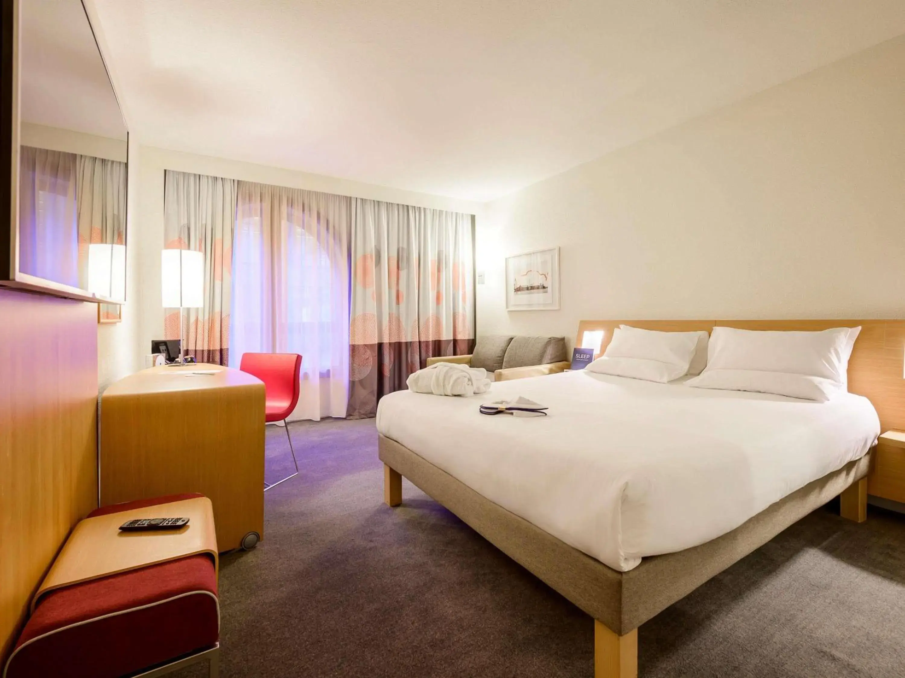 Executive Room with 1 Queen Bed and Sofa in Novotel Birmingham Centre Executive Room with 1 Queen Bed and Sofa in Novotel Birmingham Centre