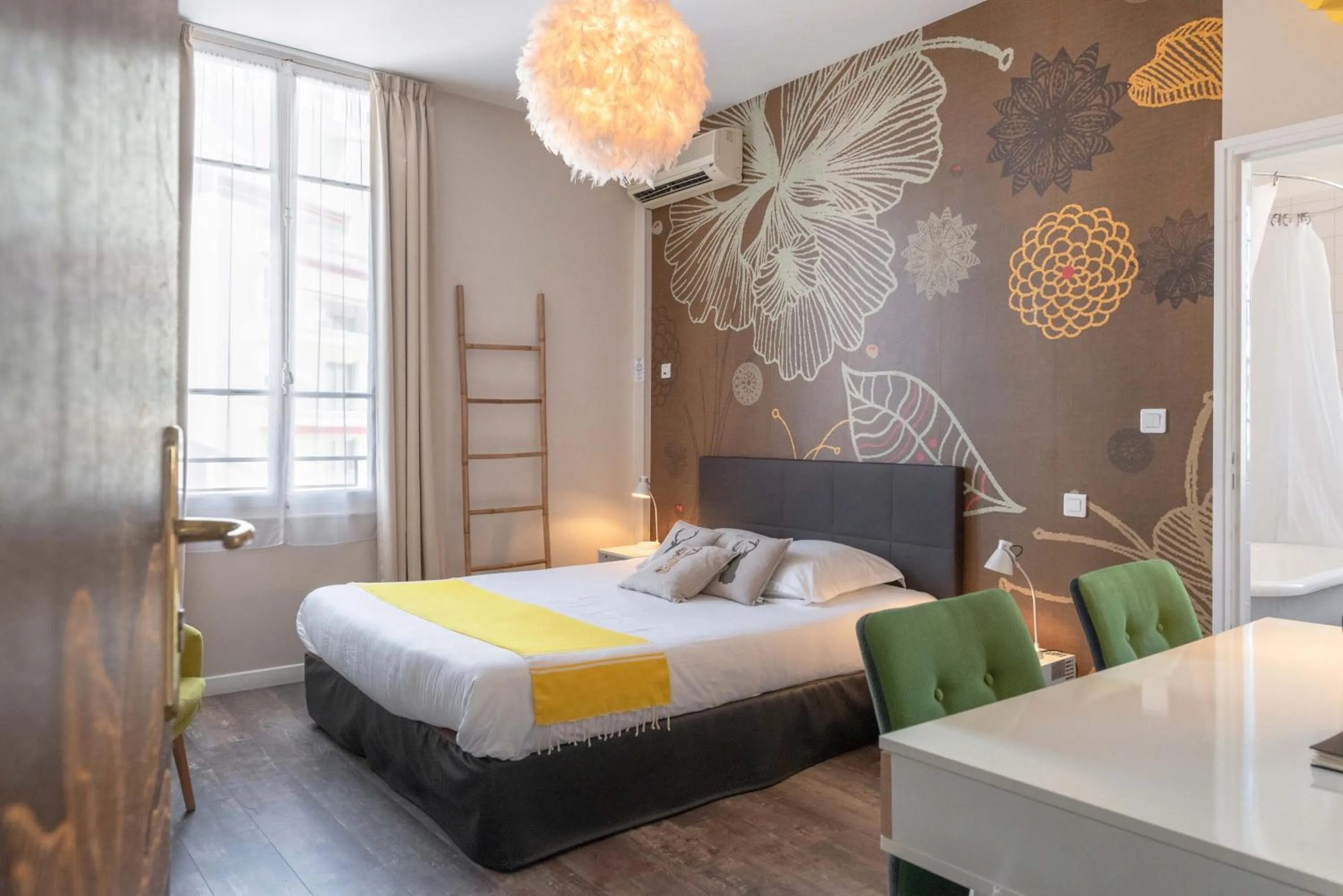 Shower, Bed in Hôtel Cecil Adults only