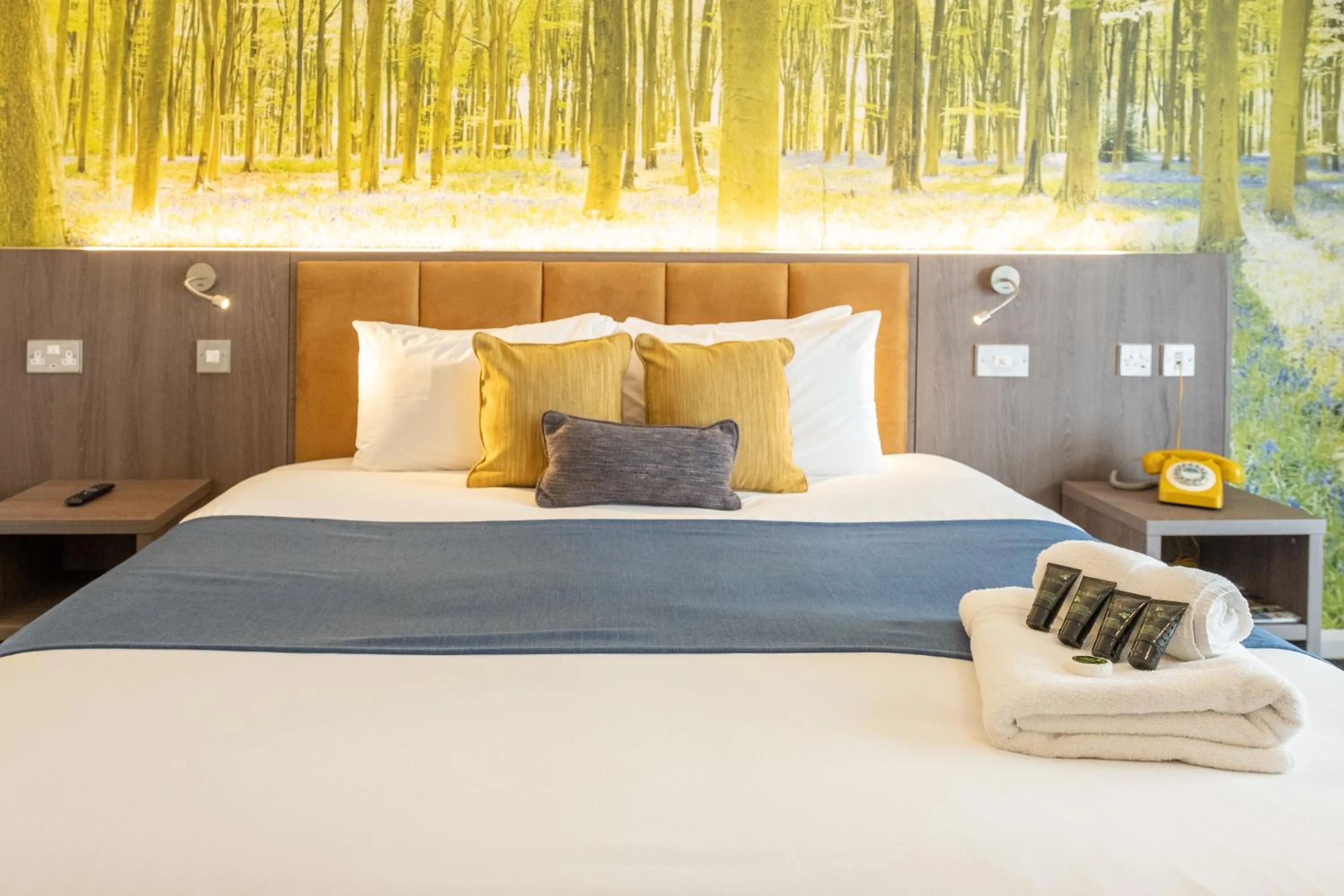 Bedroom, Bed in Burleigh Court Hotel and Leisure