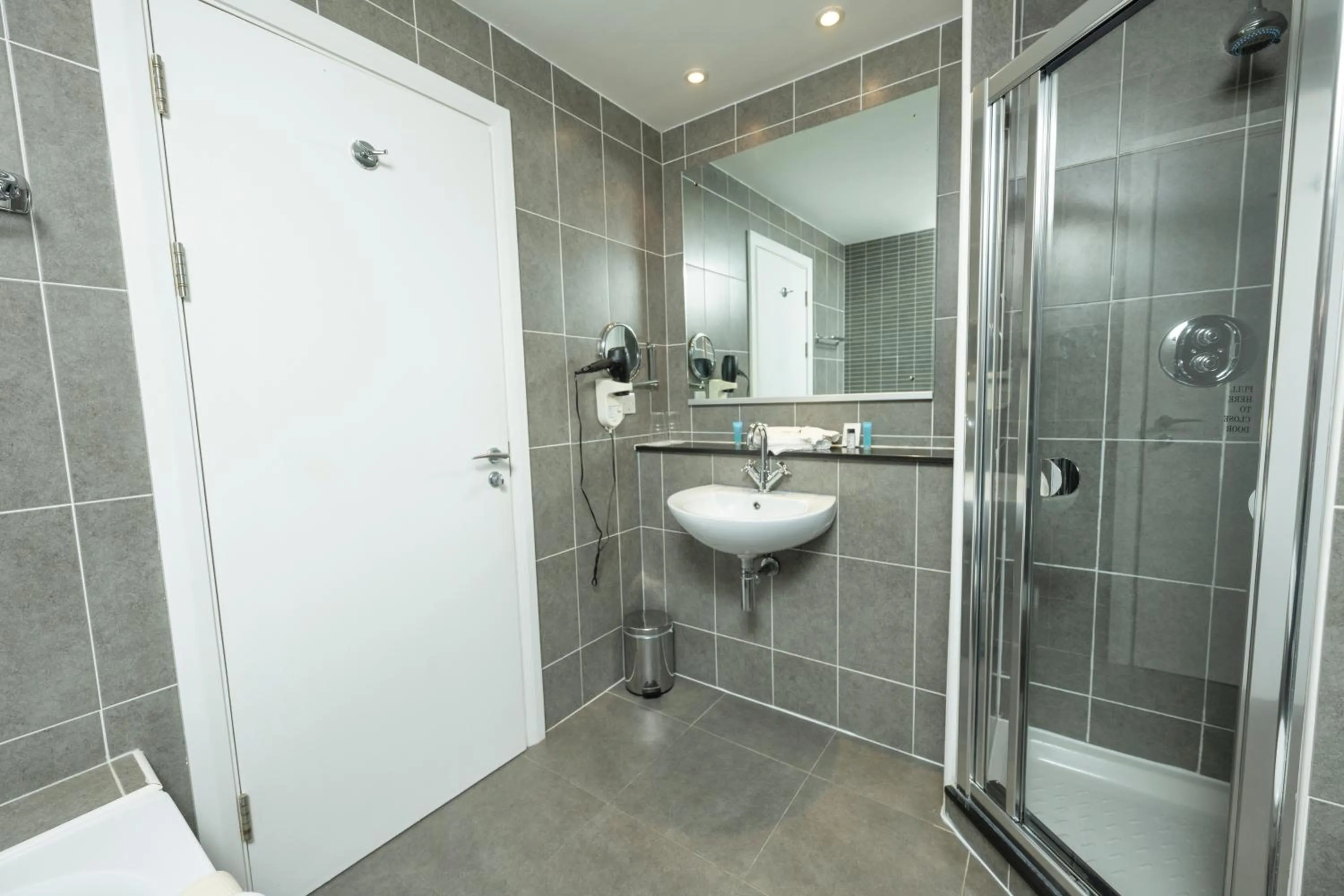 Bathroom in Killarney Court Hotel