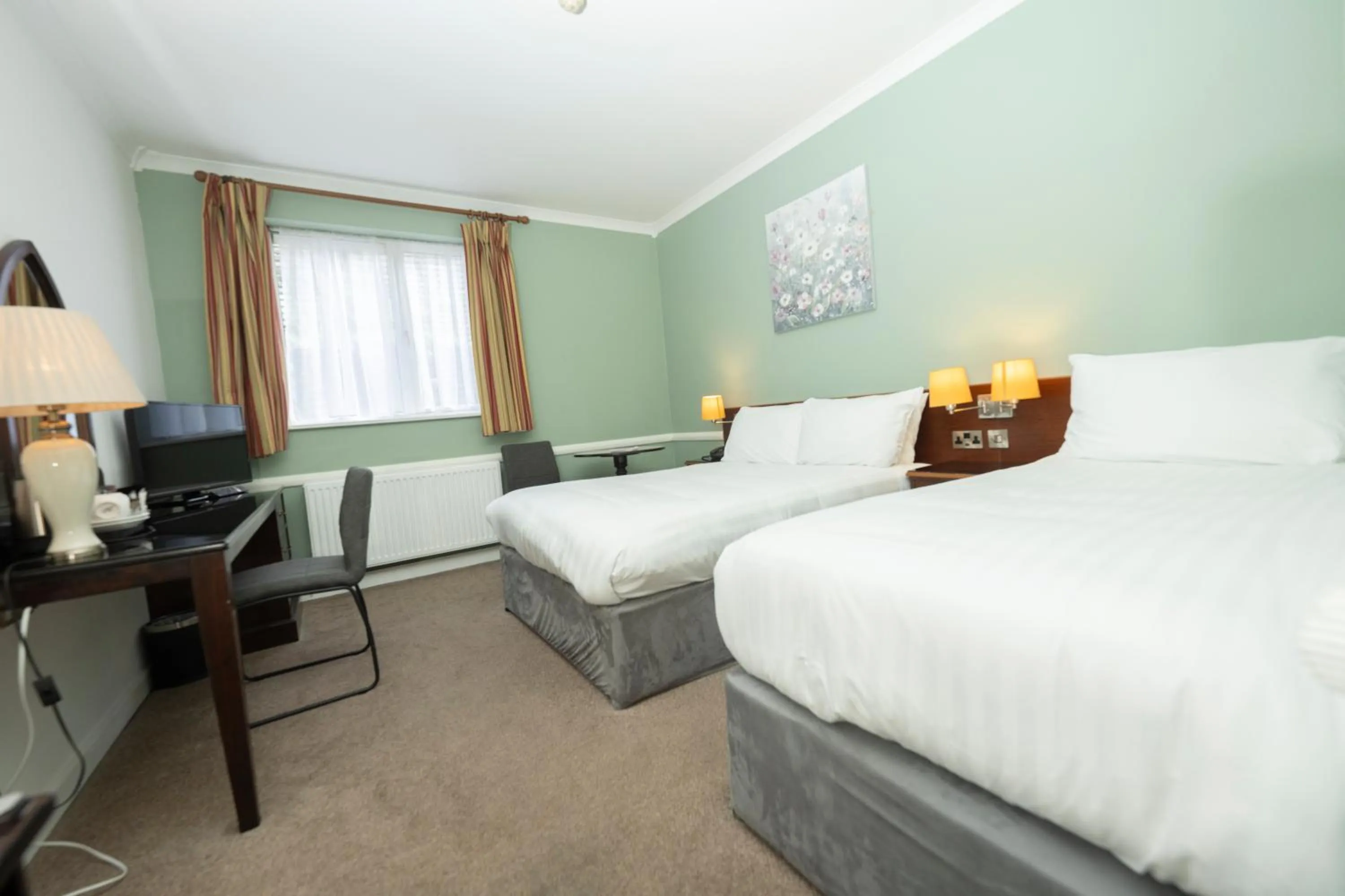 Bedroom, Bed in Killarney Court Hotel