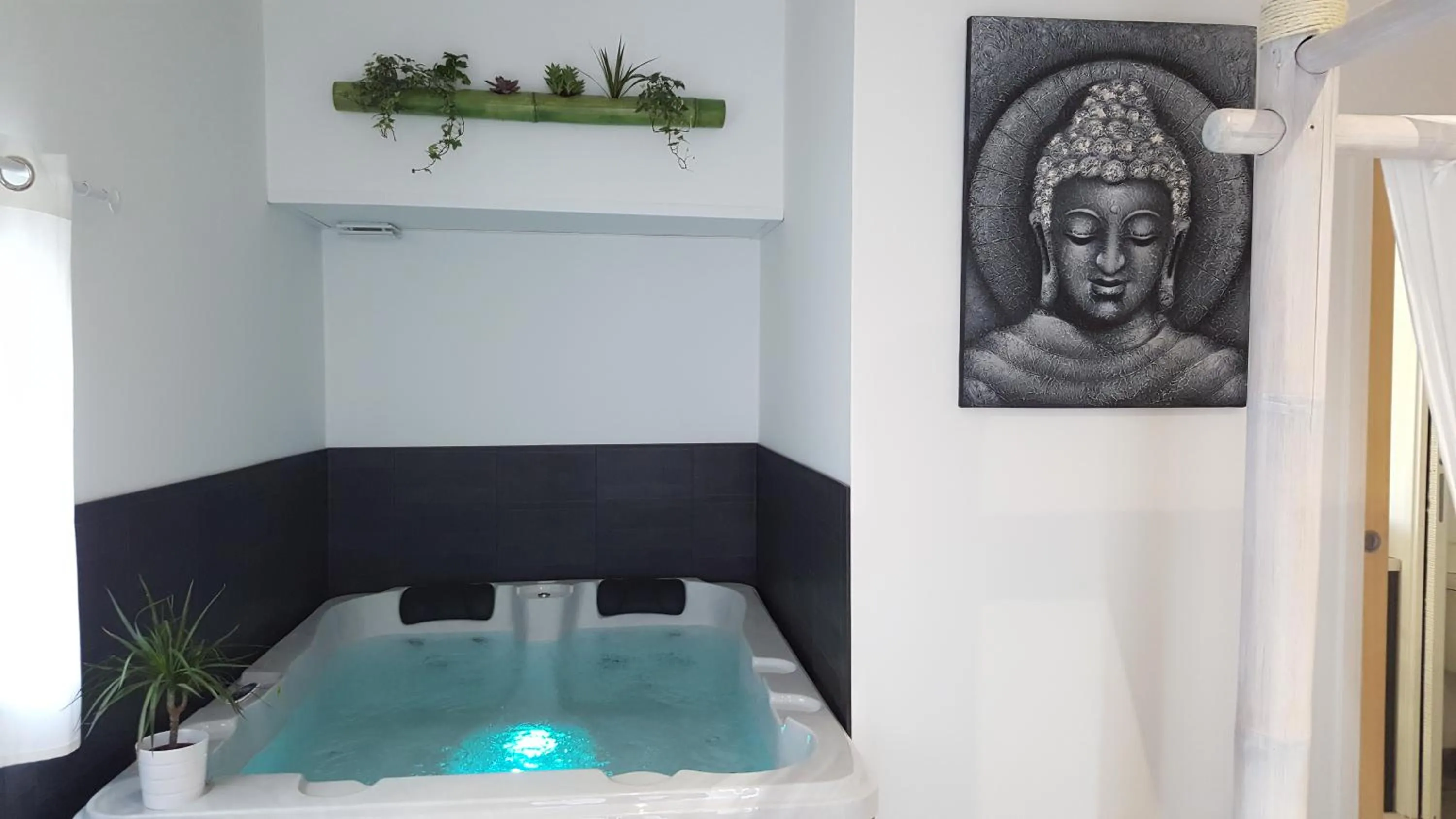 Hot Tub in Au Charme de Pépiole