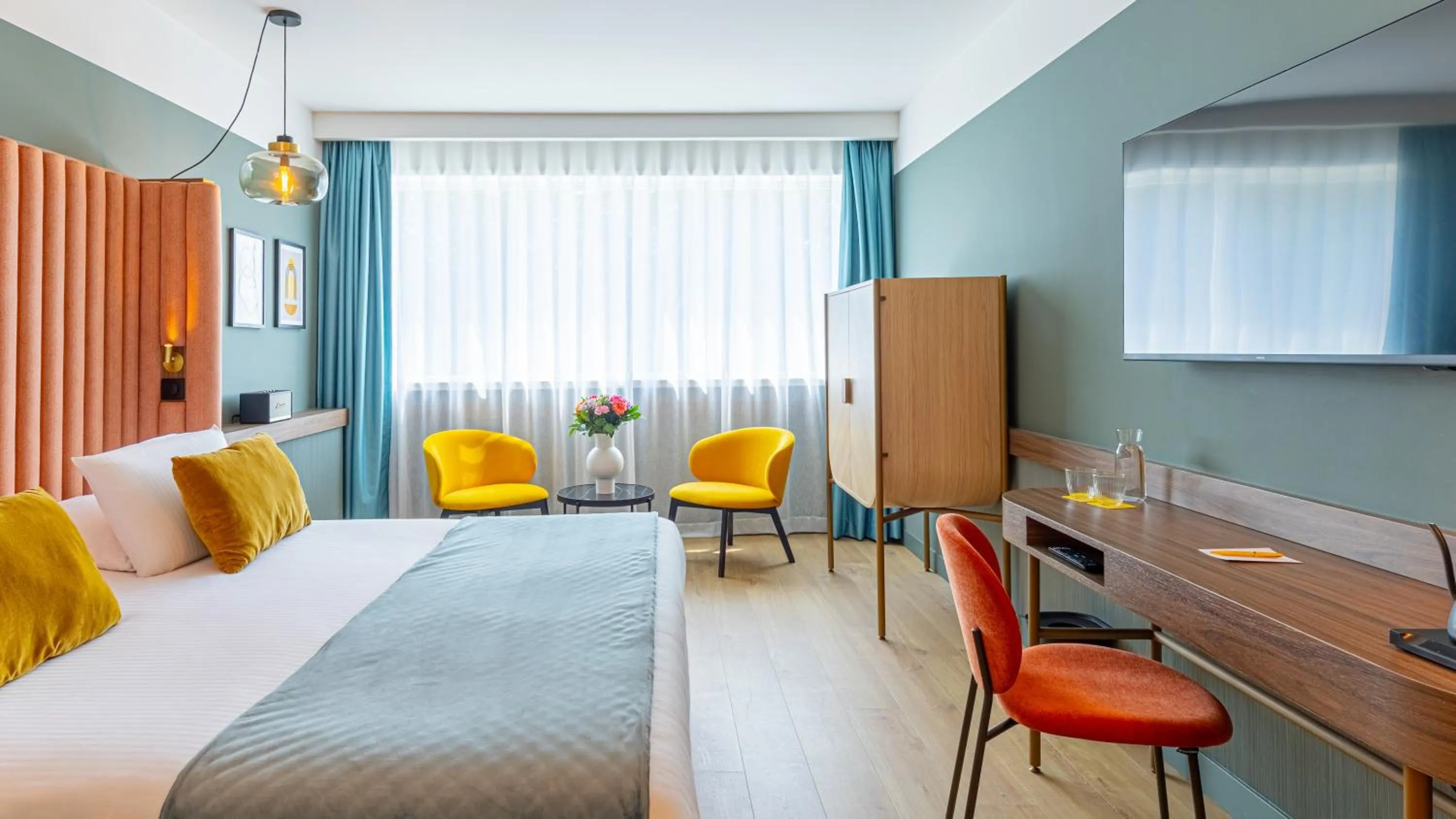 Bedroom, Bed in Golden Tulip Aix les Bains - Hotel & Spa