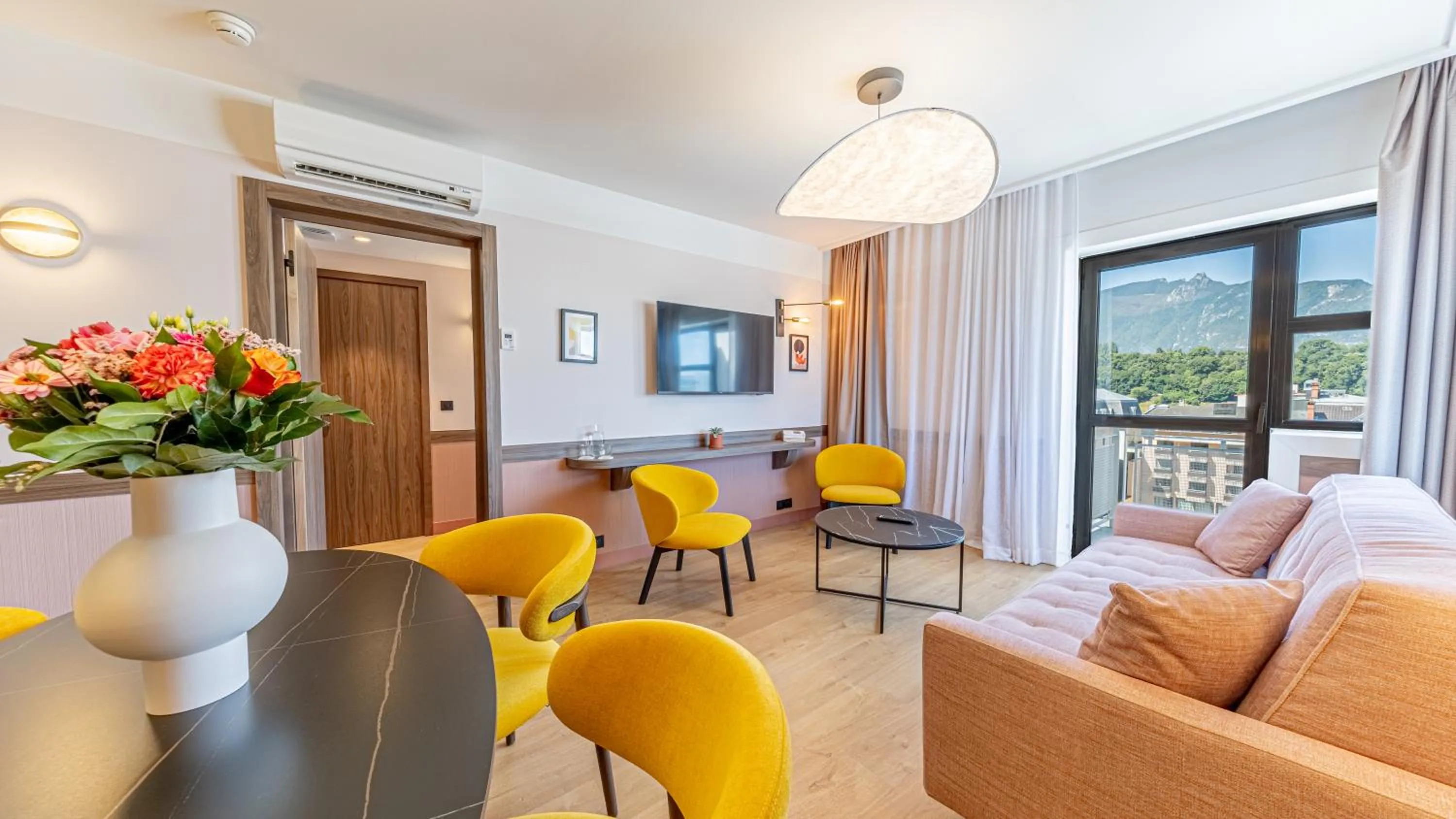 TV and multimedia in Golden Tulip Aix les Bains - Hotel & Spa