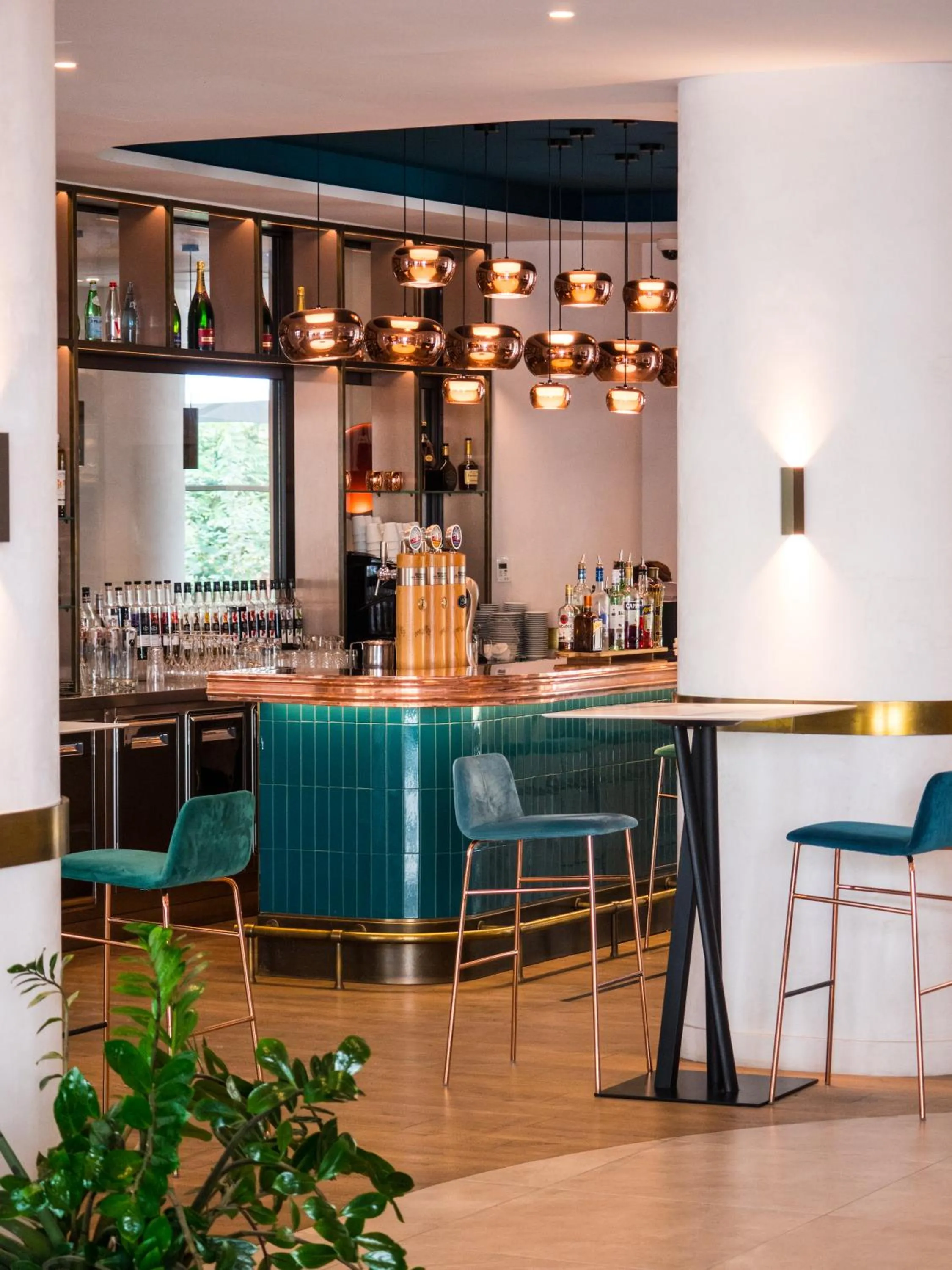 Lounge or bar in Golden Tulip Aix les Bains - Hotel & Spa