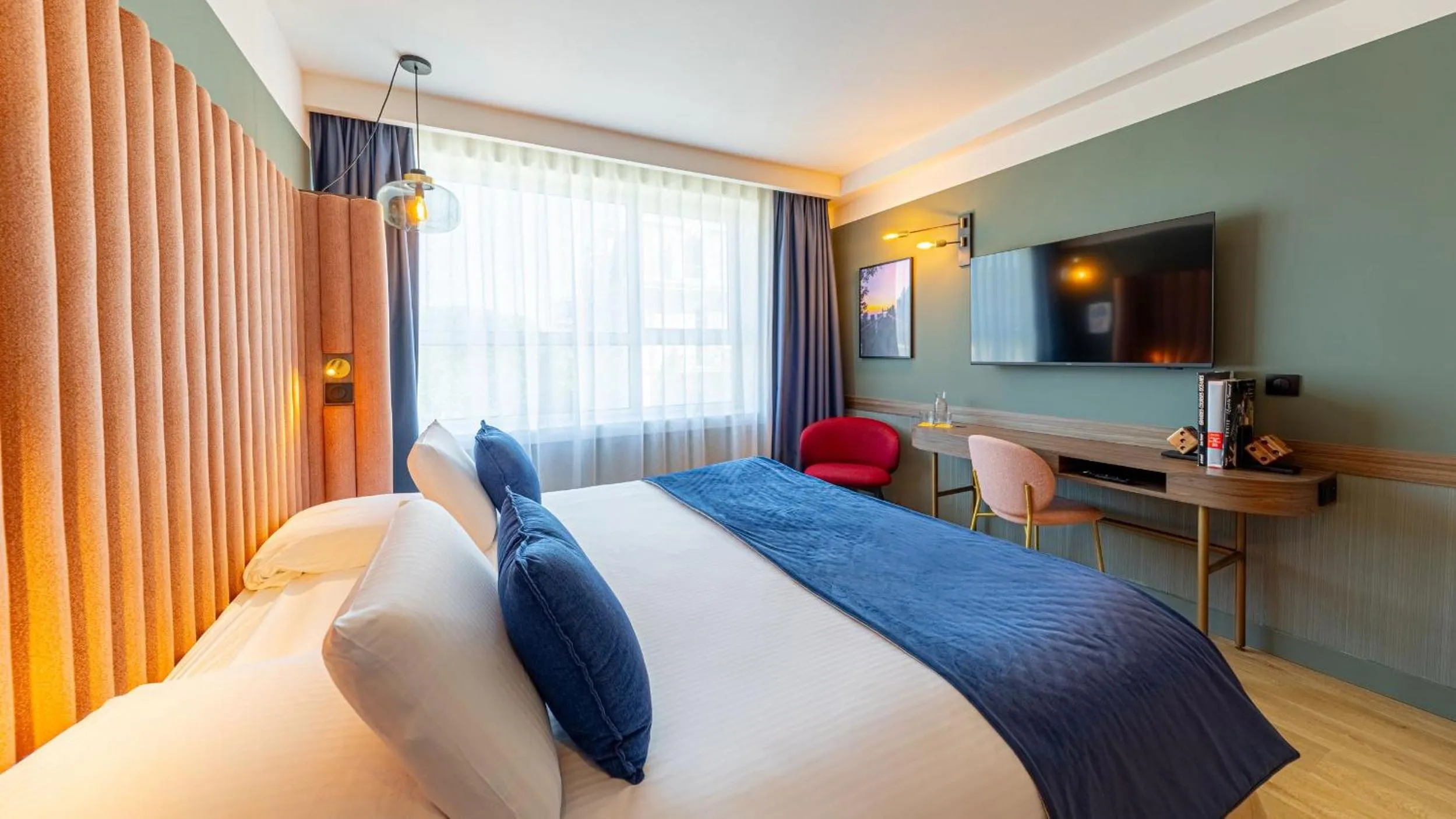 TV and multimedia, Bed in Golden Tulip Aix les Bains - Hotel & Spa