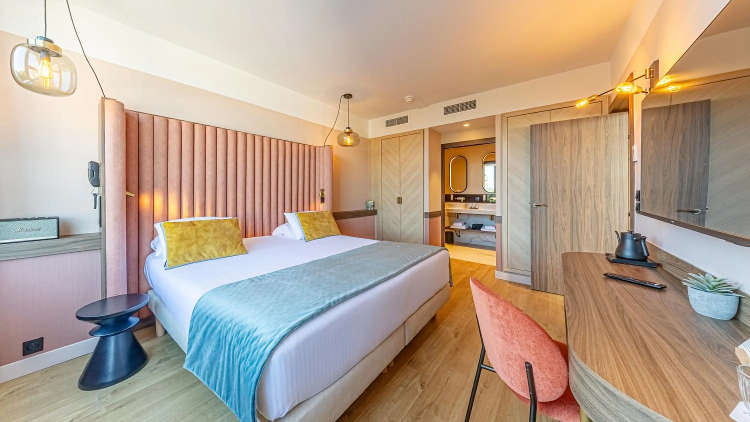 Bedroom, Bed in Golden Tulip Aix les Bains - Hotel & Spa