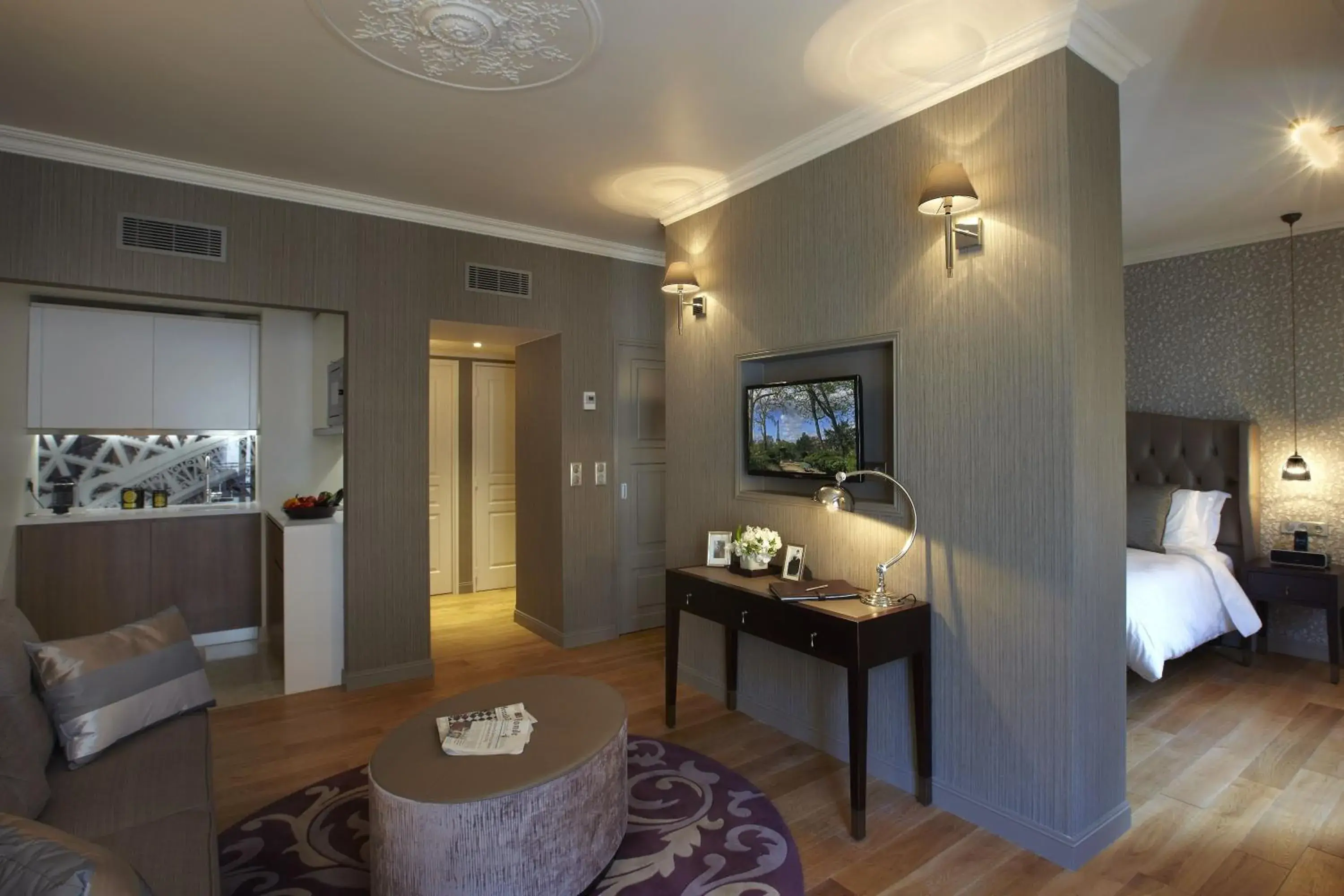 Junior Suite in La Clef Louvre Paris by The Crest Collection Junior Suite in La Clef Louvre Paris by The Crest Collection