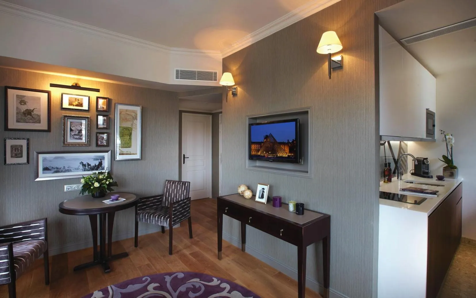 Kitchen or kitchenette in La Clef Louvre Paris by The Crest Collection