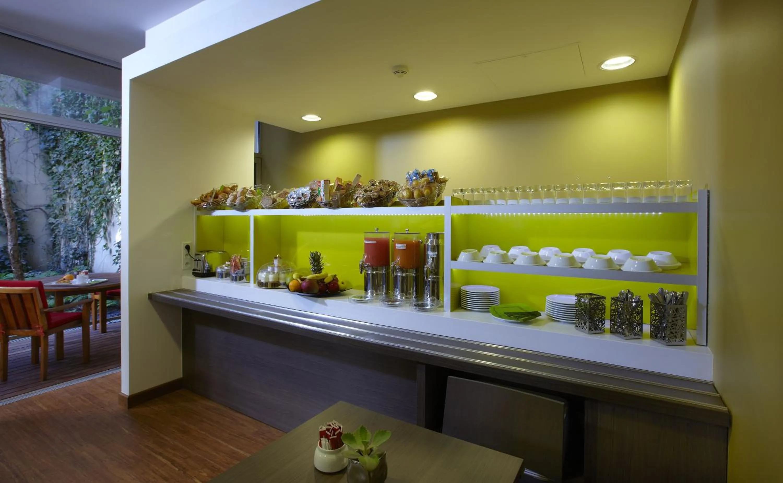 Restaurant/places to eat in Citadines Montparnasse Paris