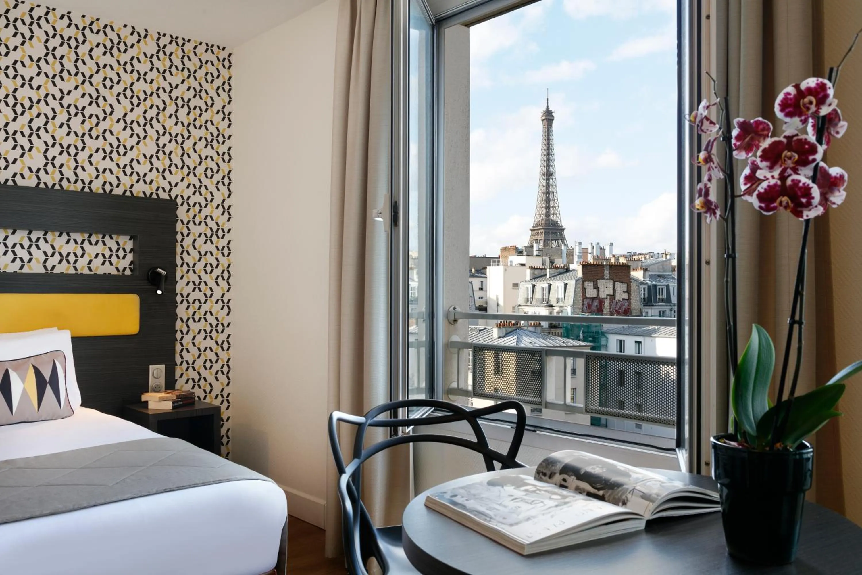 City view, Bed in Citadines Tour Eiffel Paris