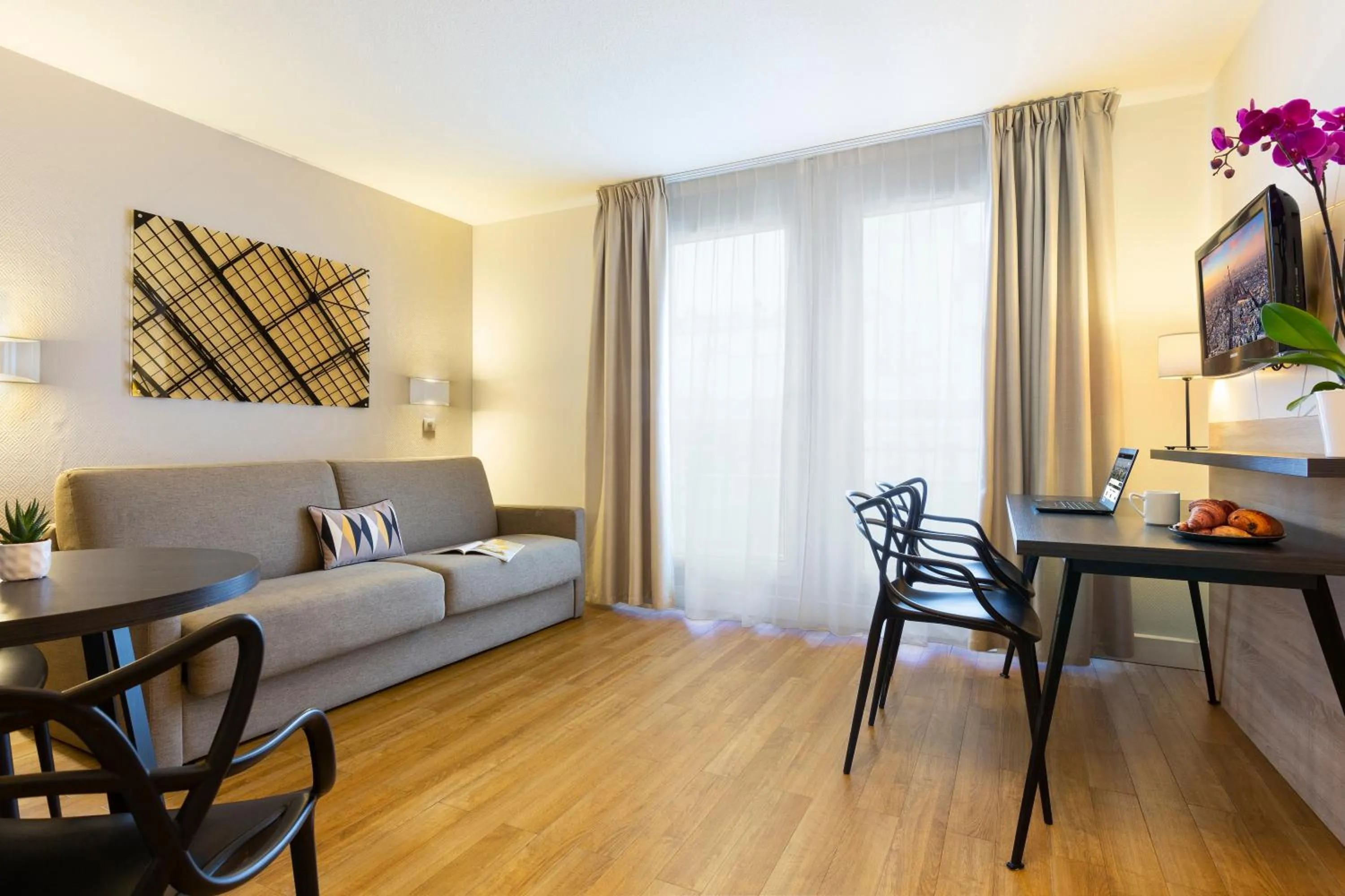 Communal lounge/ TV room in Citadines Tour Eiffel Paris