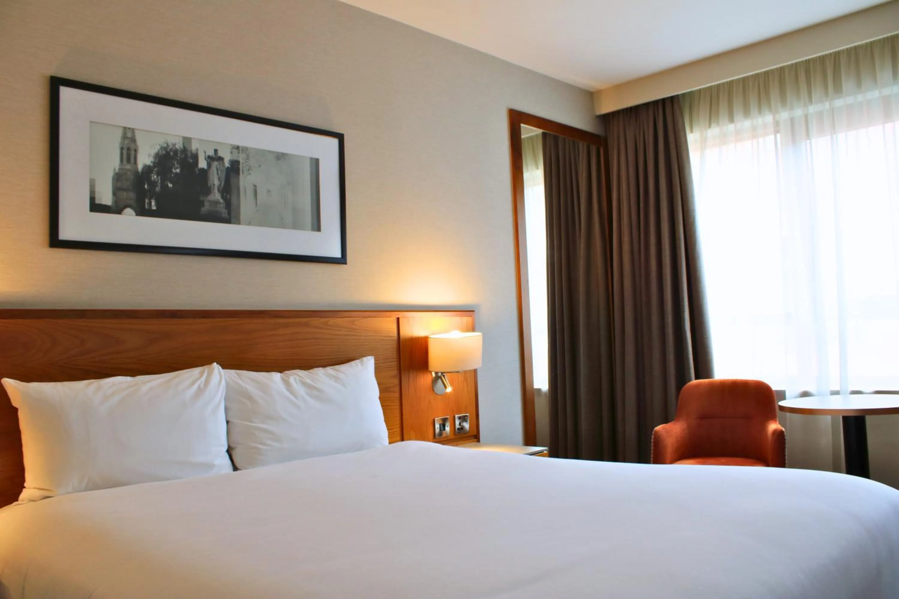 Bedroom, Bed in The Crown London, WorldHotels Distinctive