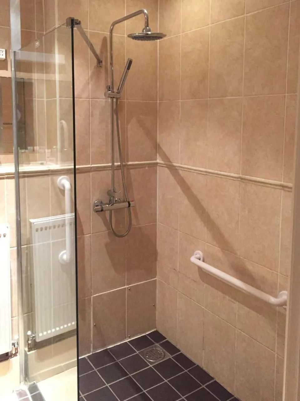 Shower in Oriel Hotel