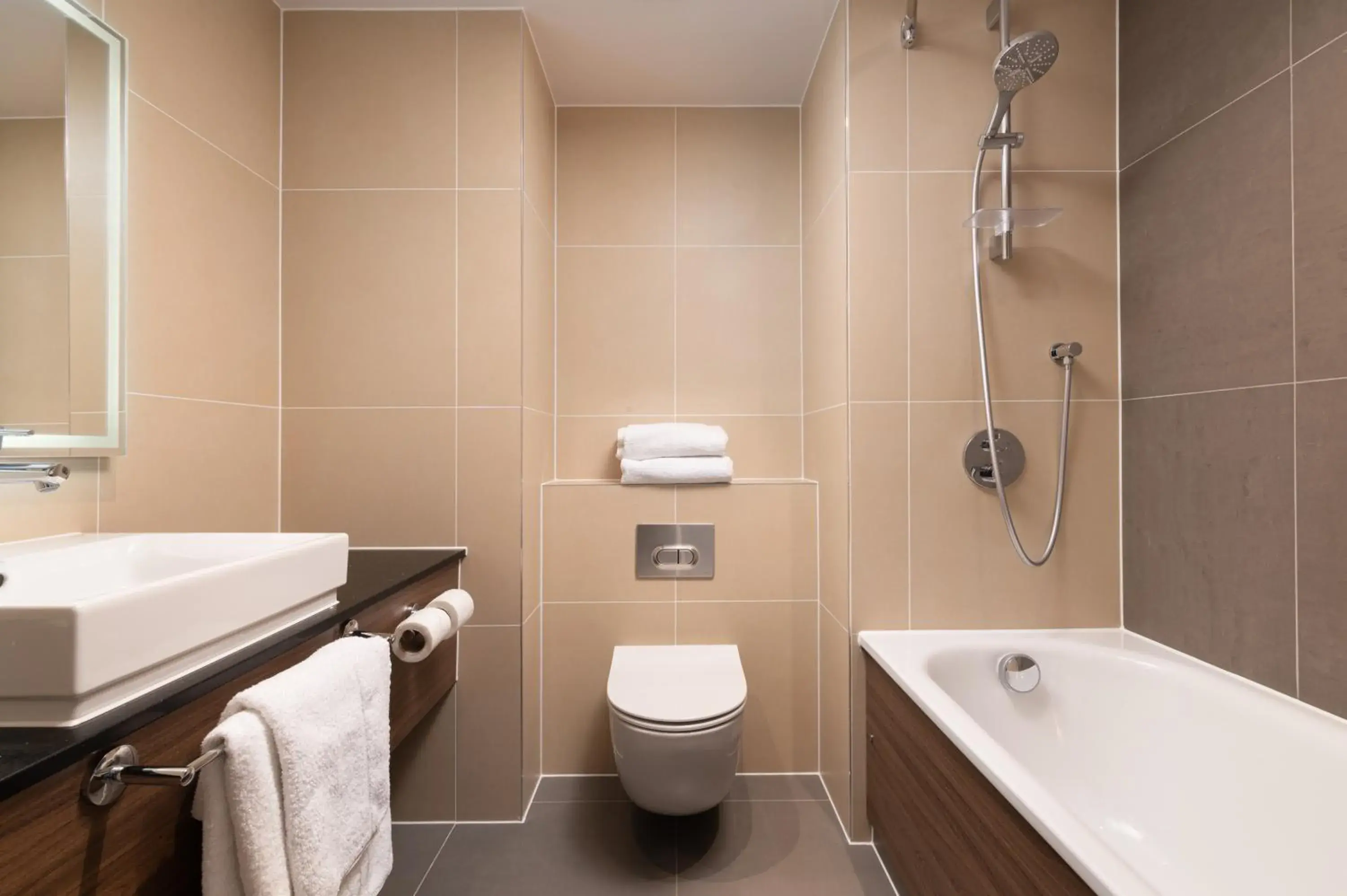 Standard King Room with Sofa Bed in Holiday Inn London Gatwick - Worth by IHG Standard King Room with Sofa Bed in Holiday Inn London Gatwick - Worth by IHG