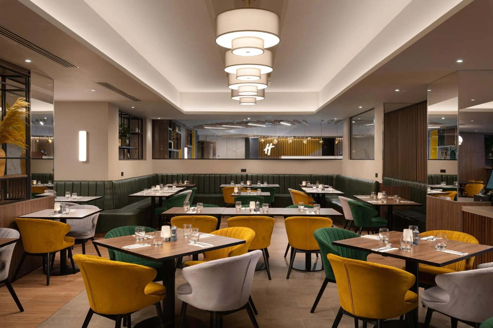 Restaurant/places to eat in Holiday Inn London Gatwick - Worth by IHG