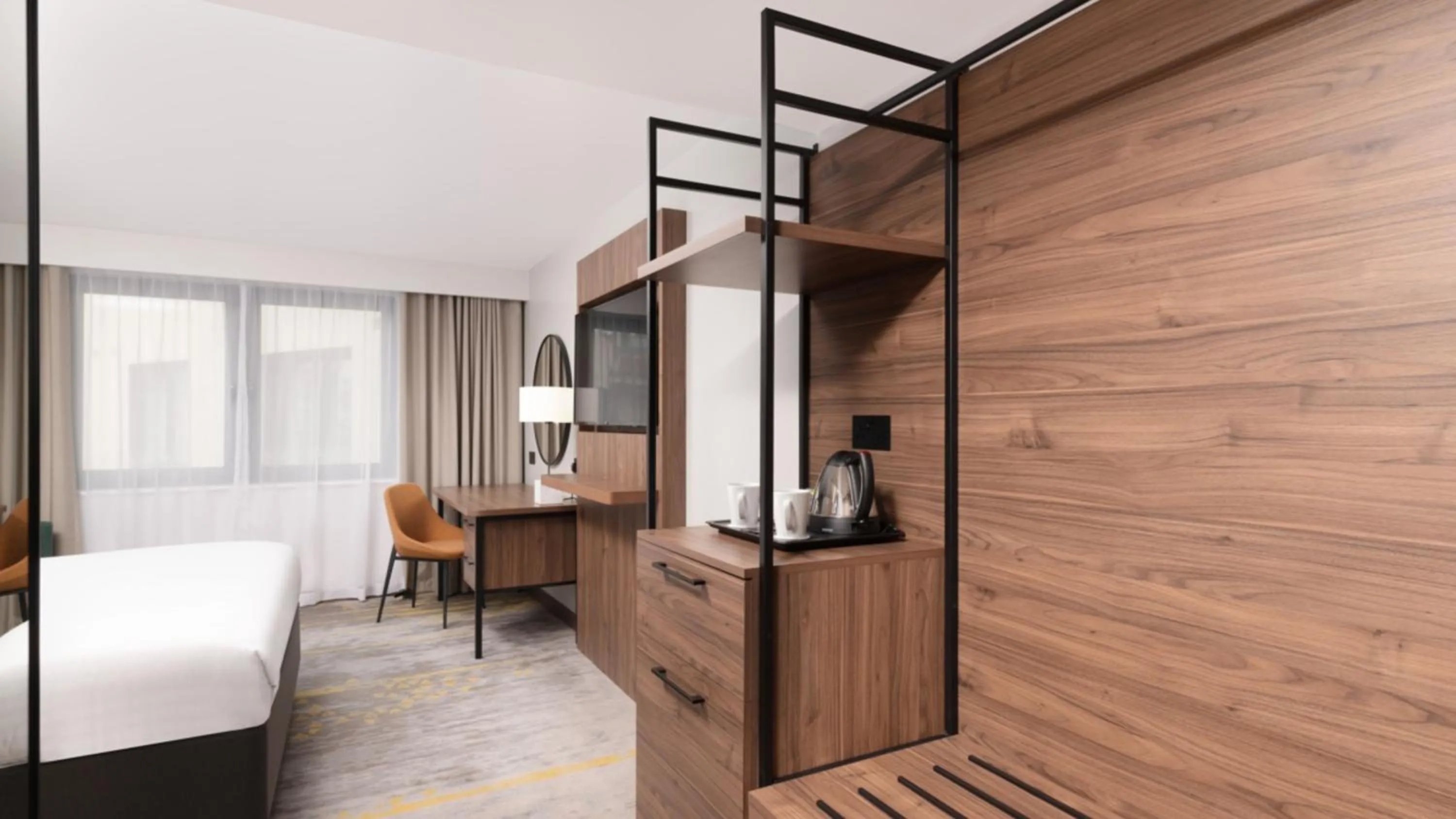 Coffee/tea facilities, Bed in Holiday Inn London Gatwick - Worth by IHG