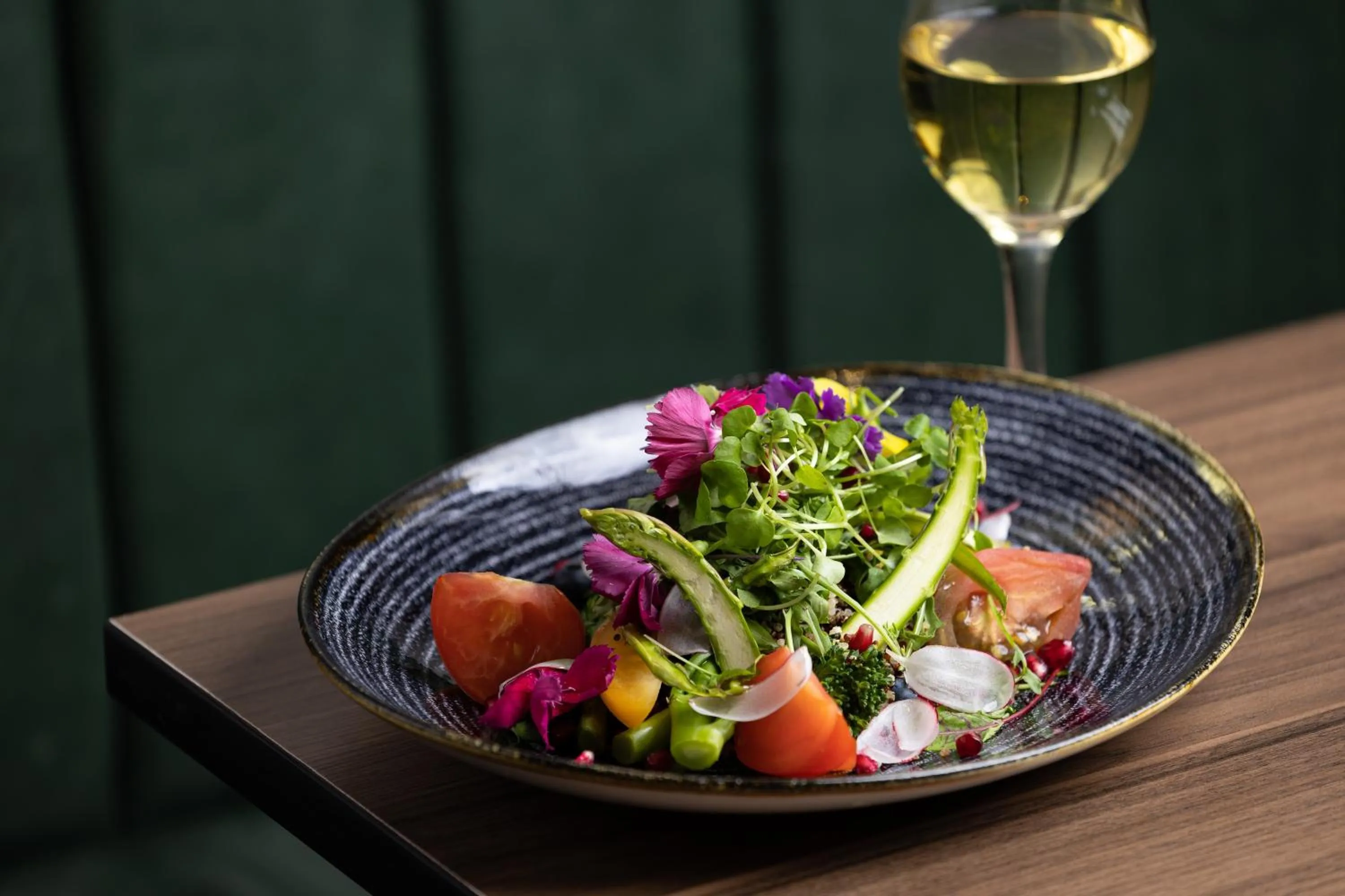 Food and drinks in Holiday Inn London Gatwick - Worth by IHG