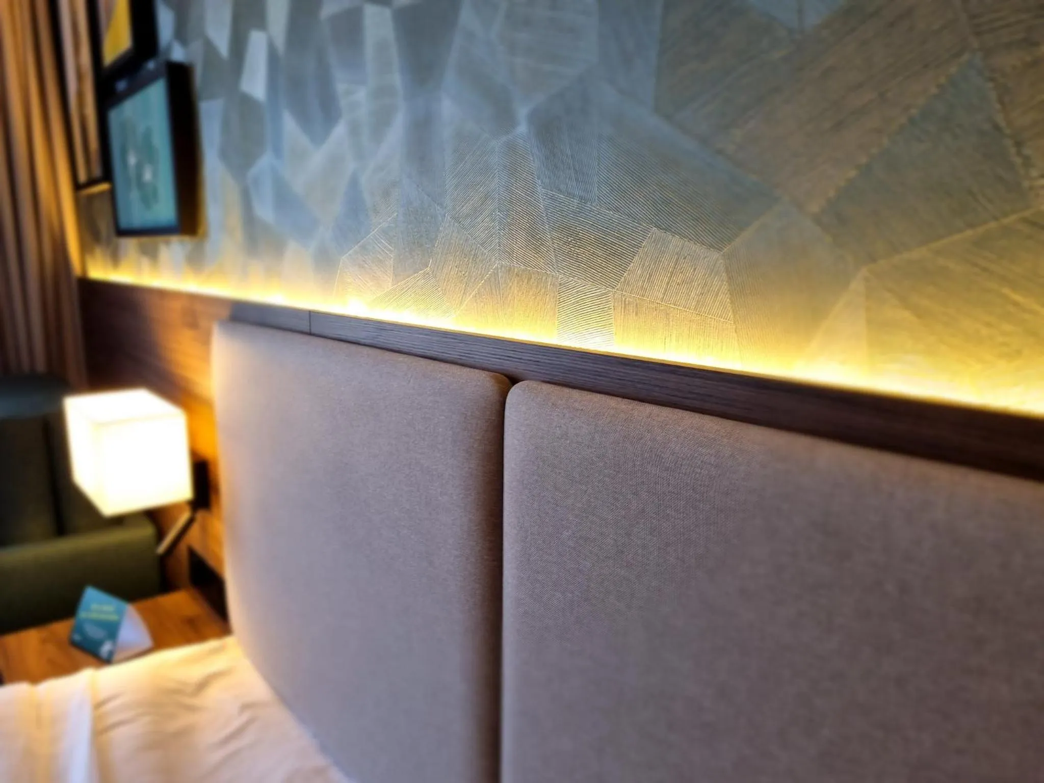 Photo of the whole room, Bed in Holiday Inn London Gatwick - Worth by IHG