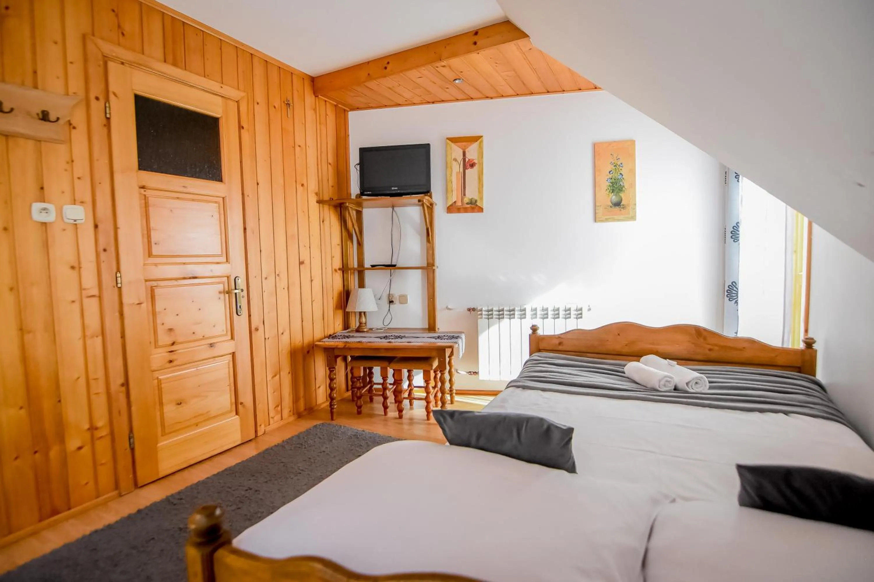 Photo of the whole room, Bed in U Króla