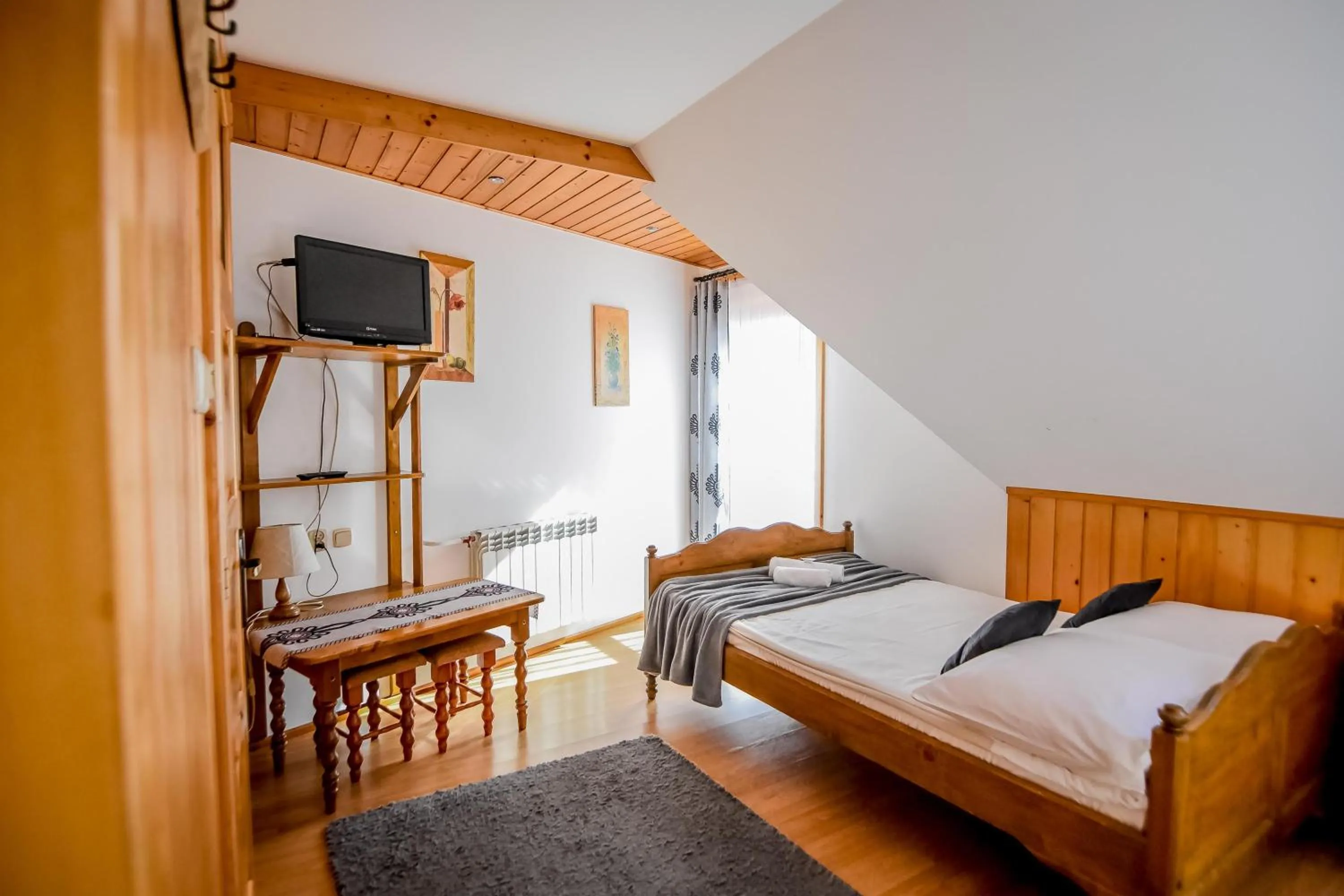 Photo of the whole room, Bed in U Króla