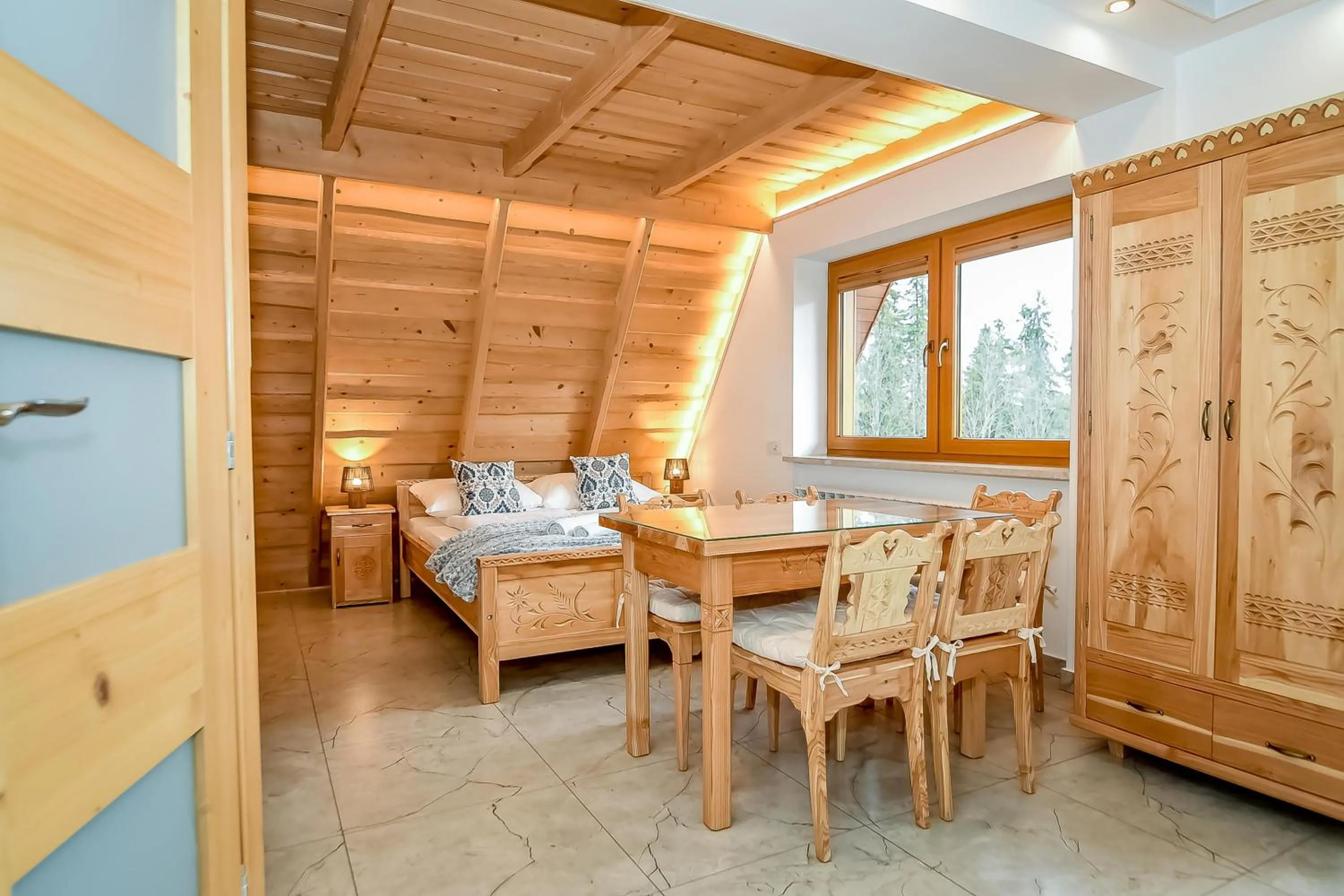 Photo of the whole room, Bed in U Króla