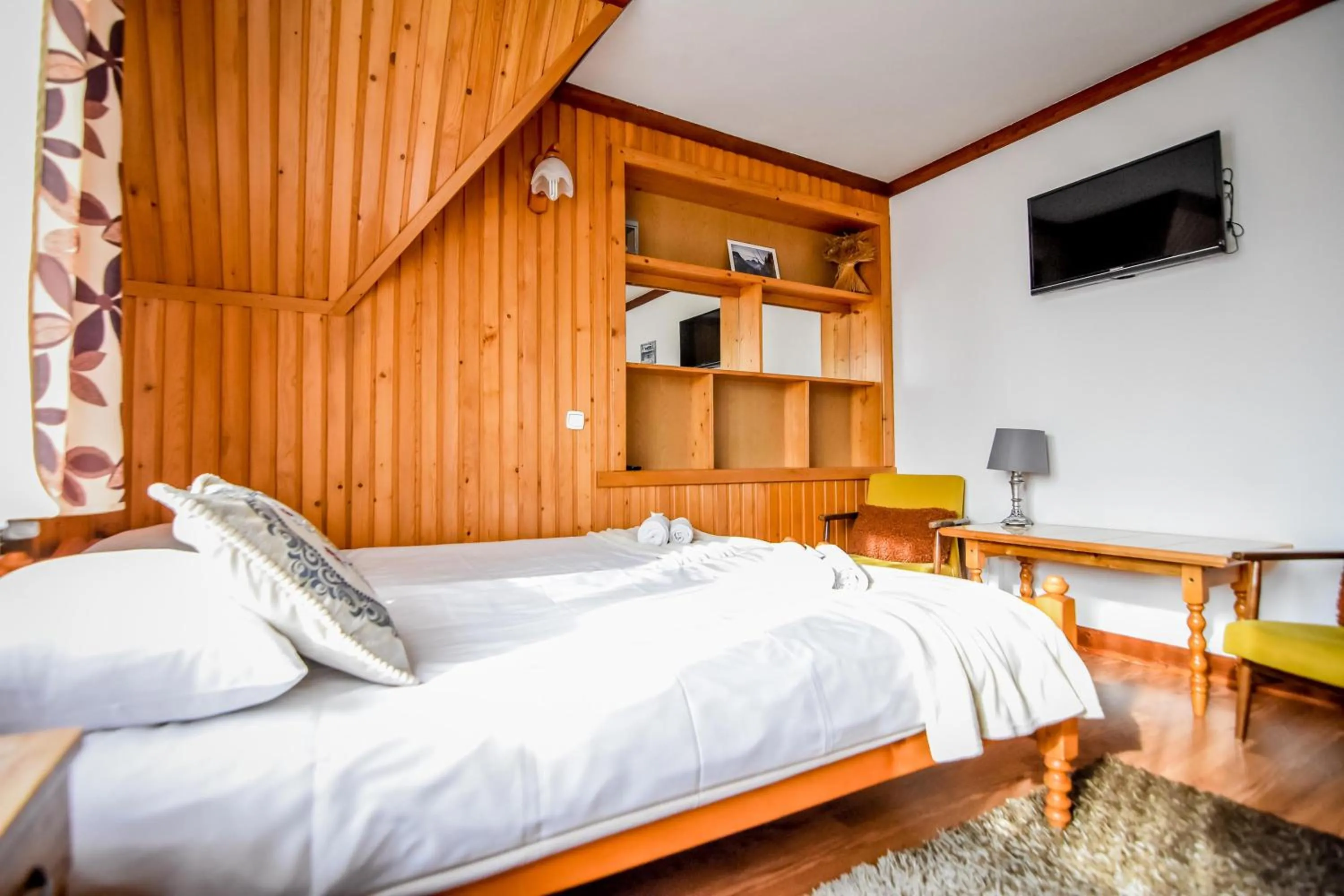 Photo of the whole room, Bed in U Króla