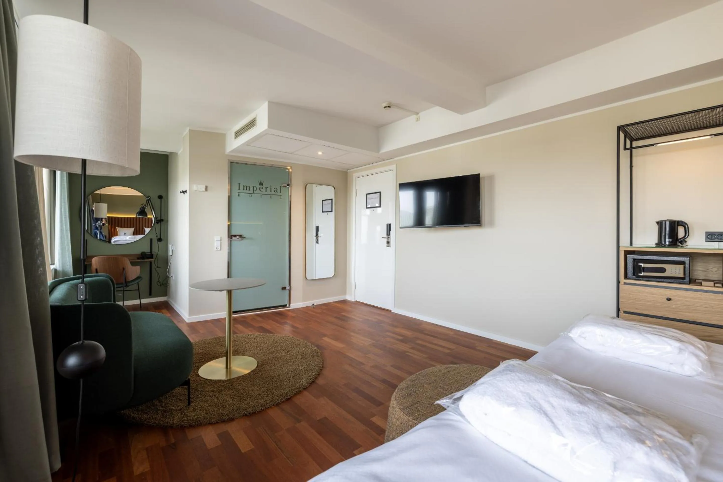 Photo of the whole room, Bed in Imperial Hotel