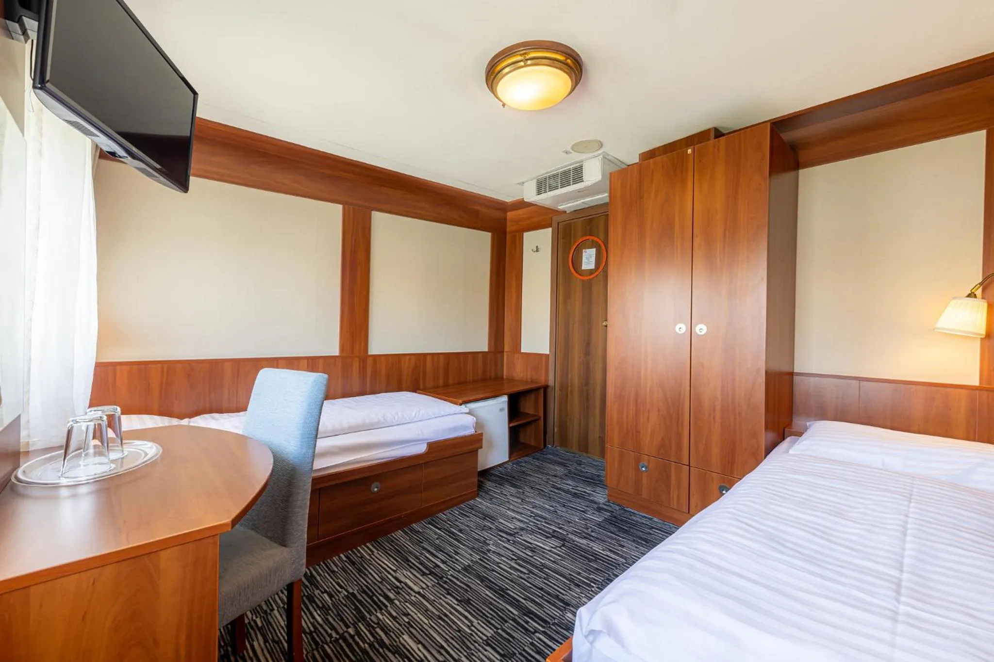 Bed in Grand Jules - Boat Hotel