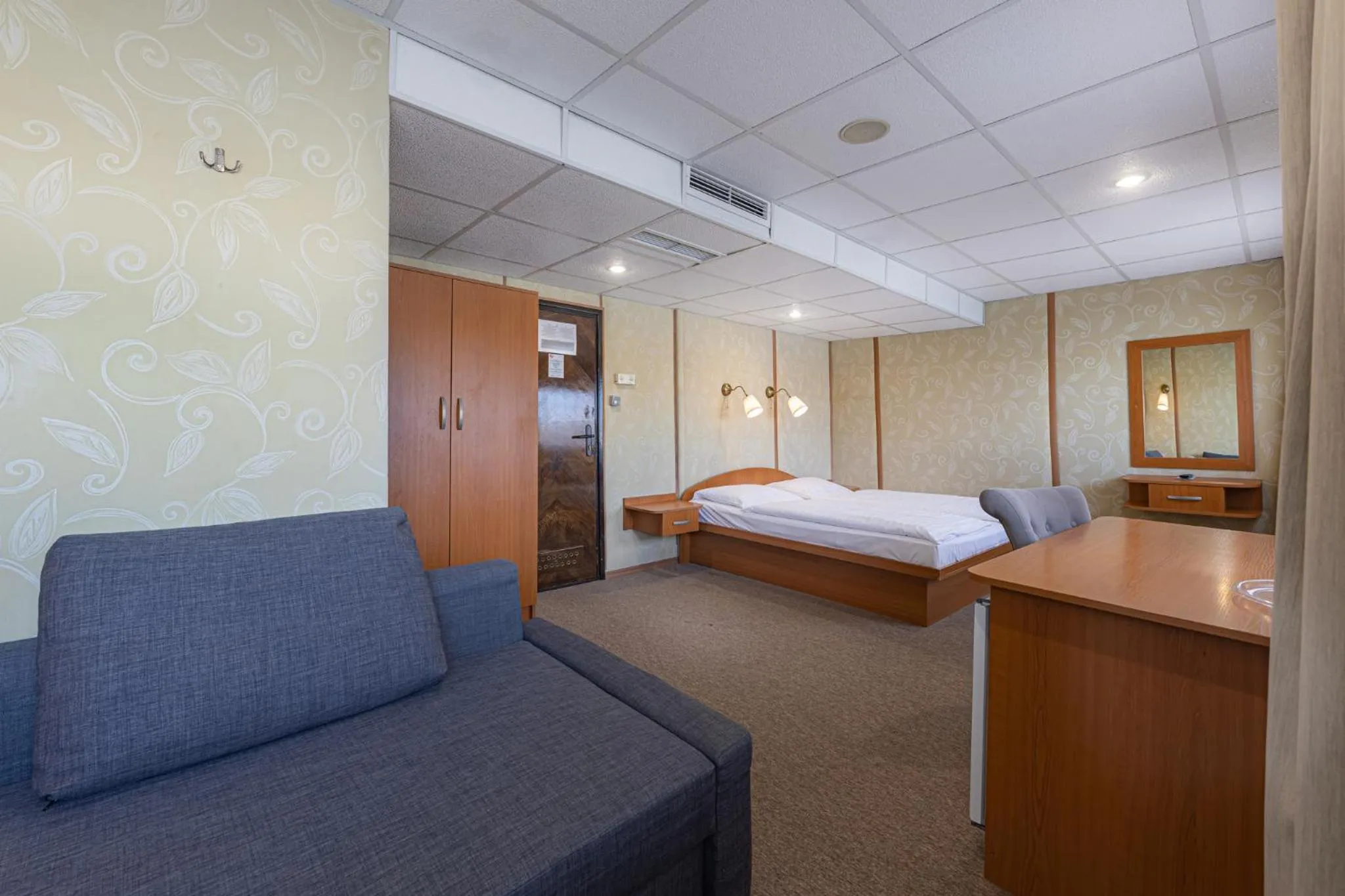 Photo of the whole room, Bed in Grand Jules - Boat Hotel