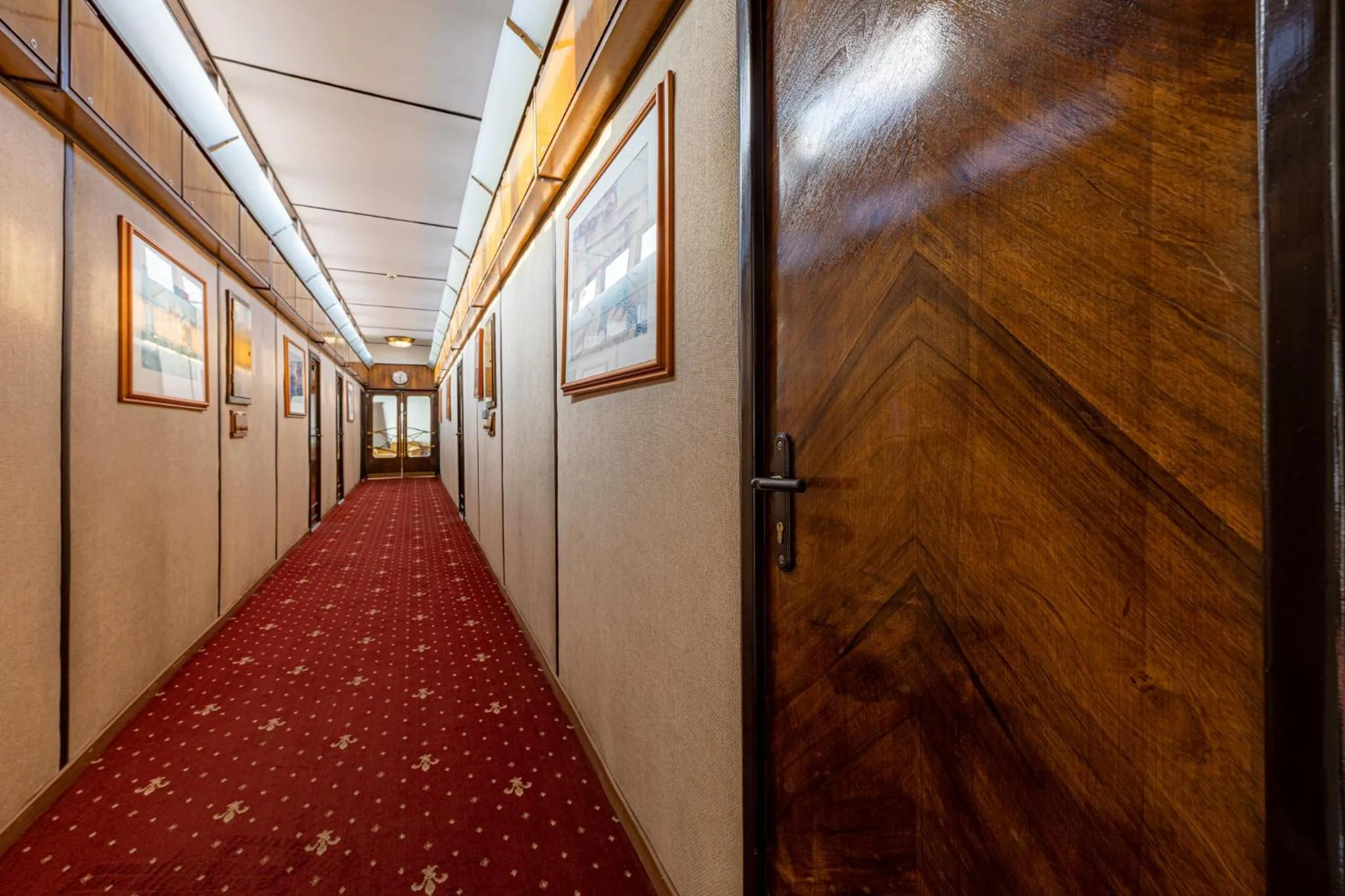 Property building in Grand Jules - Boat Hotel