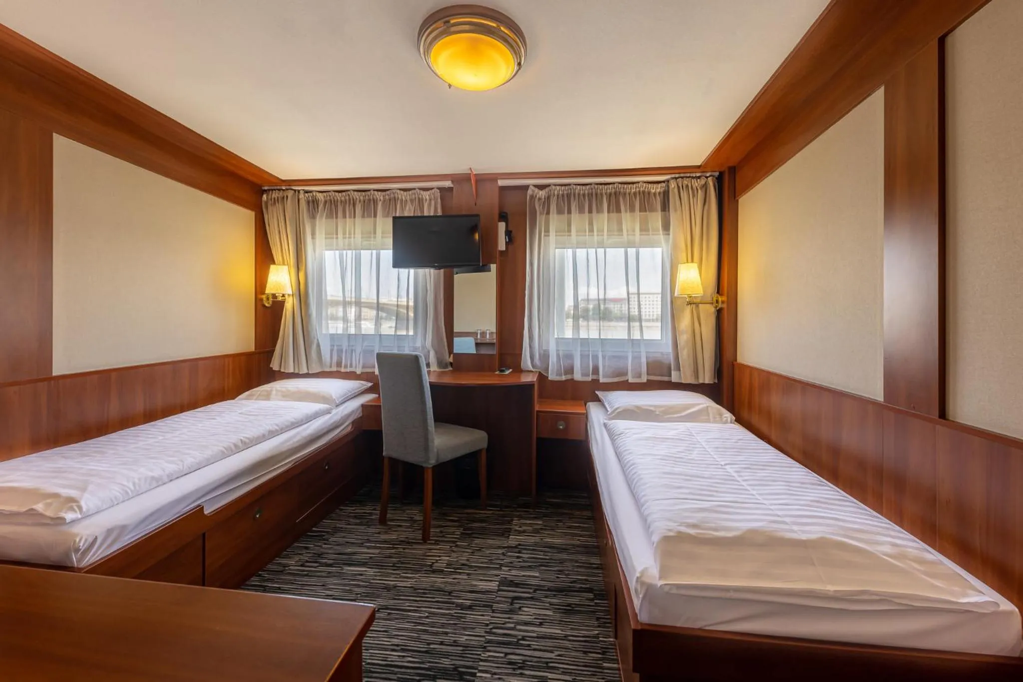 Bed in Grand Jules - Boat Hotel