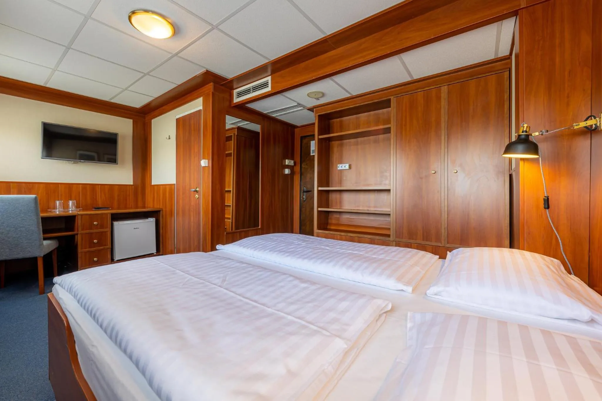 Bed in Grand Jules - Boat Hotel