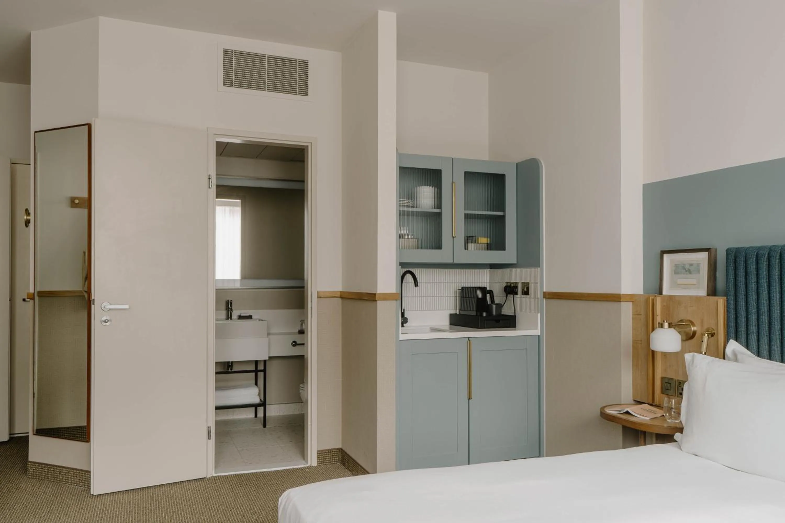 Bathroom, Bed in Club Quarters Hotel St Paul's, London