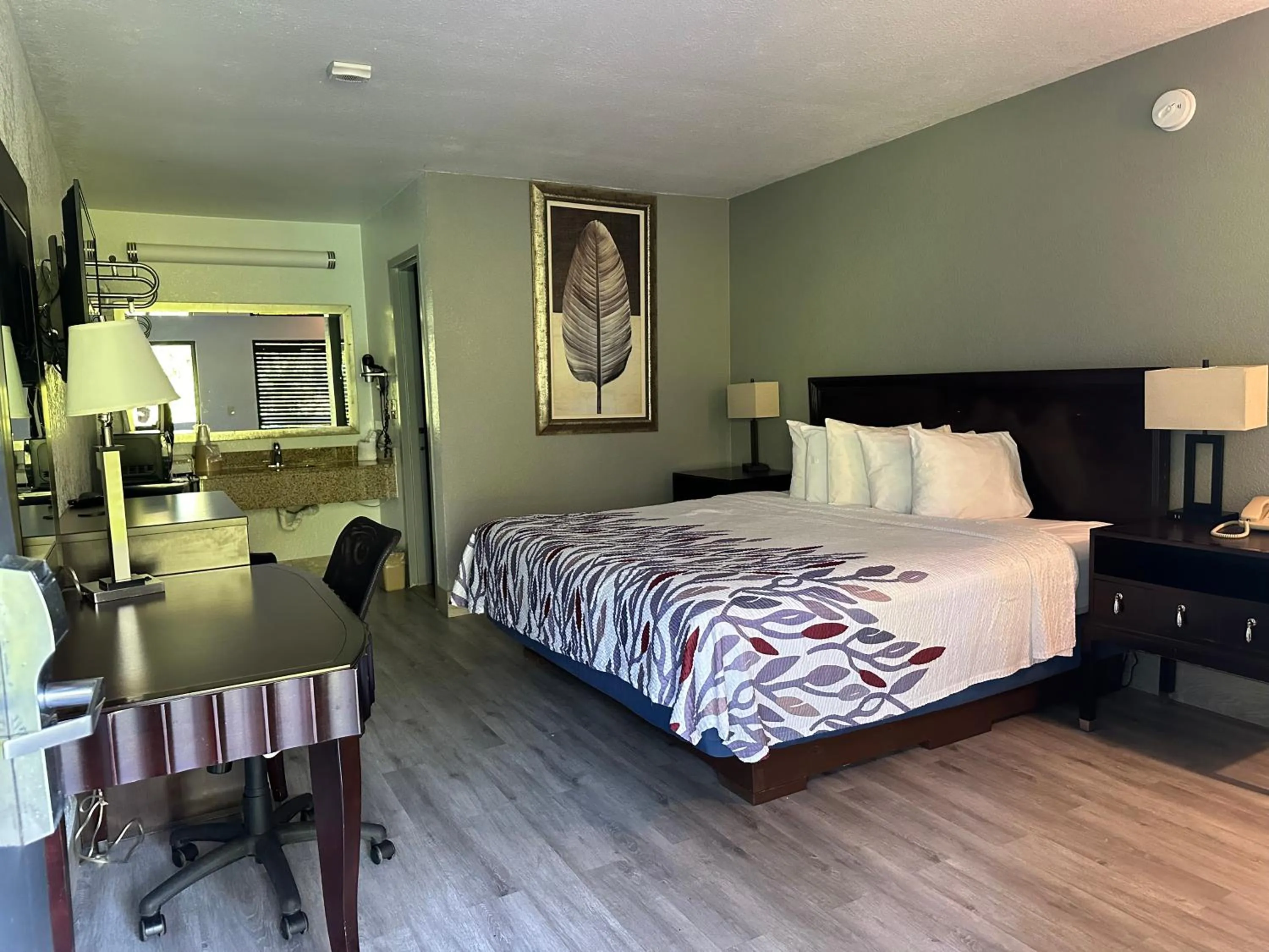 Photo of the whole room, Bed in Riverview Inn