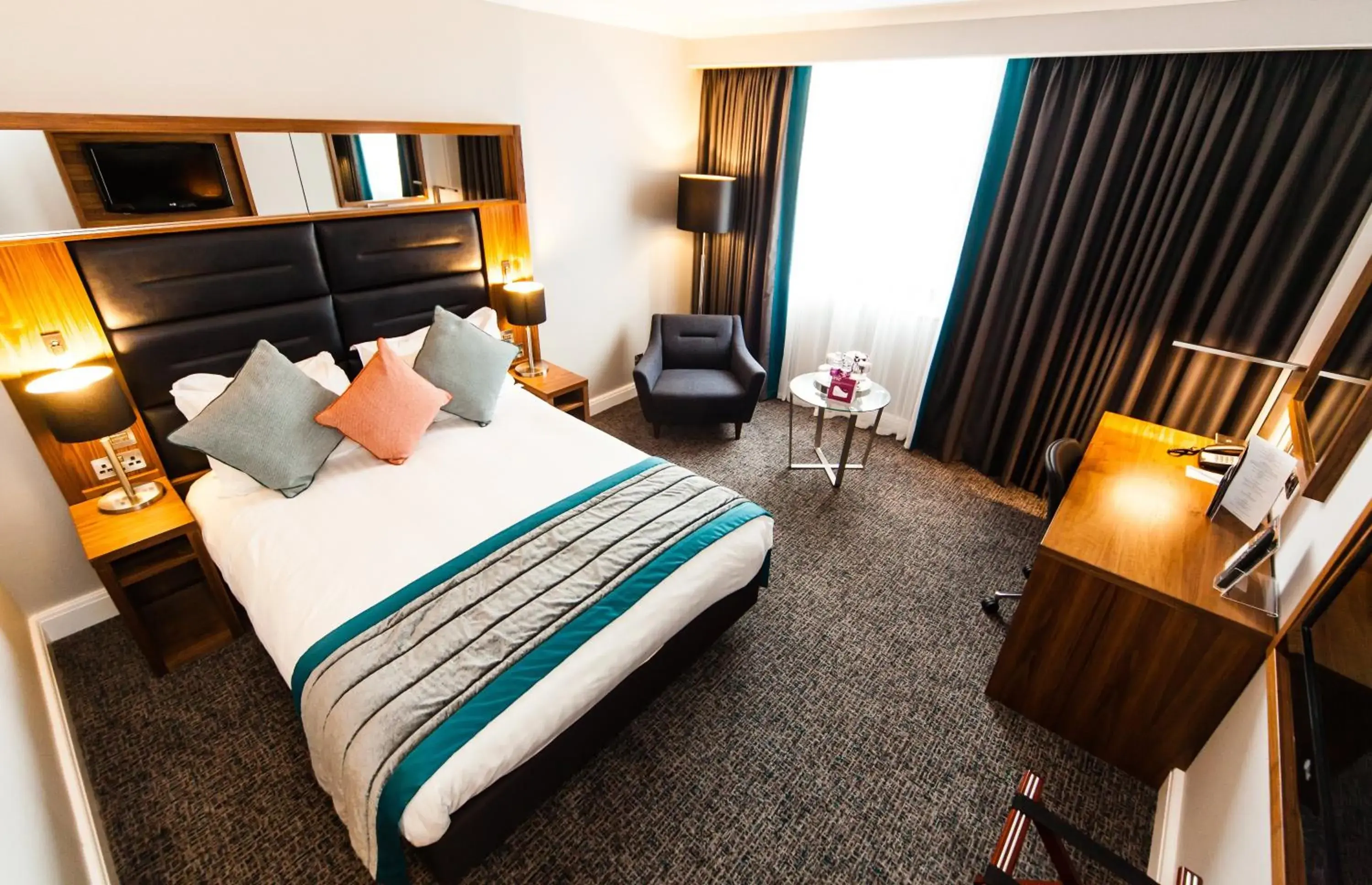 Standard Queen Room in Crowne Plaza Leeds by IHG Standard Queen Room in Crowne Plaza Leeds by IHG